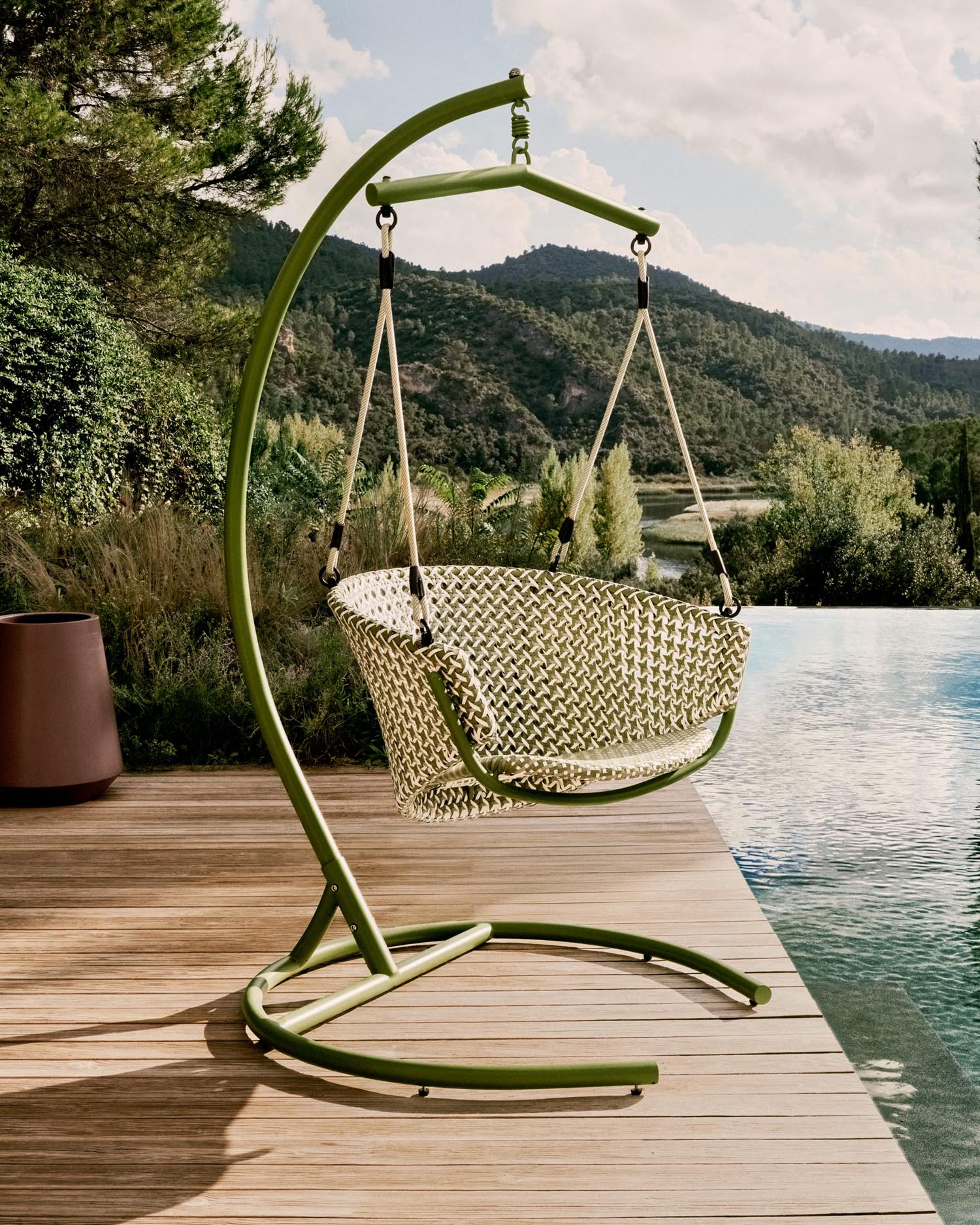 Hanging chair with footrest Saliga made of aluminum and synthetic rattan in green