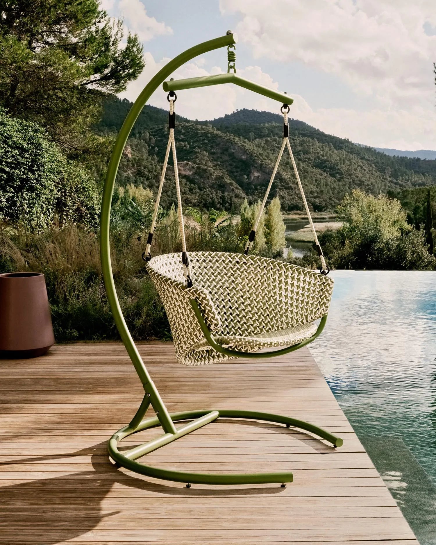 Eleganter Hängesessel in Grün, robust und UV-beständig, bietet Komfort und Stil für Garten oder Terrasse.