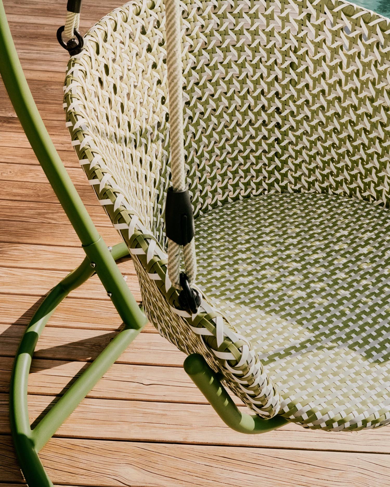 Eleganter Hängesessel in Grün, robust und UV-beständig, bietet Komfort und Stil für Garten oder Terrasse.