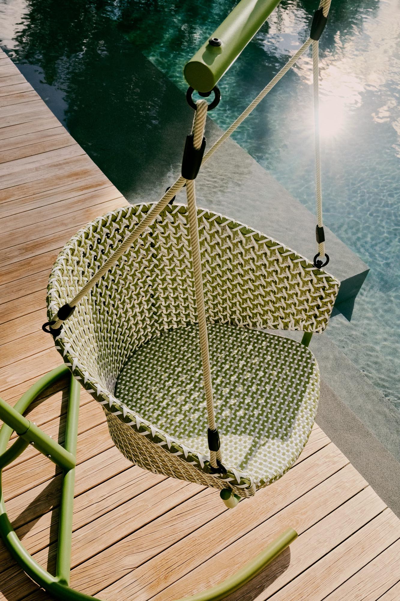 Eleganter Hängesessel in Grün, robust und UV-beständig, bietet Komfort und Stil für Garten oder Terrasse.