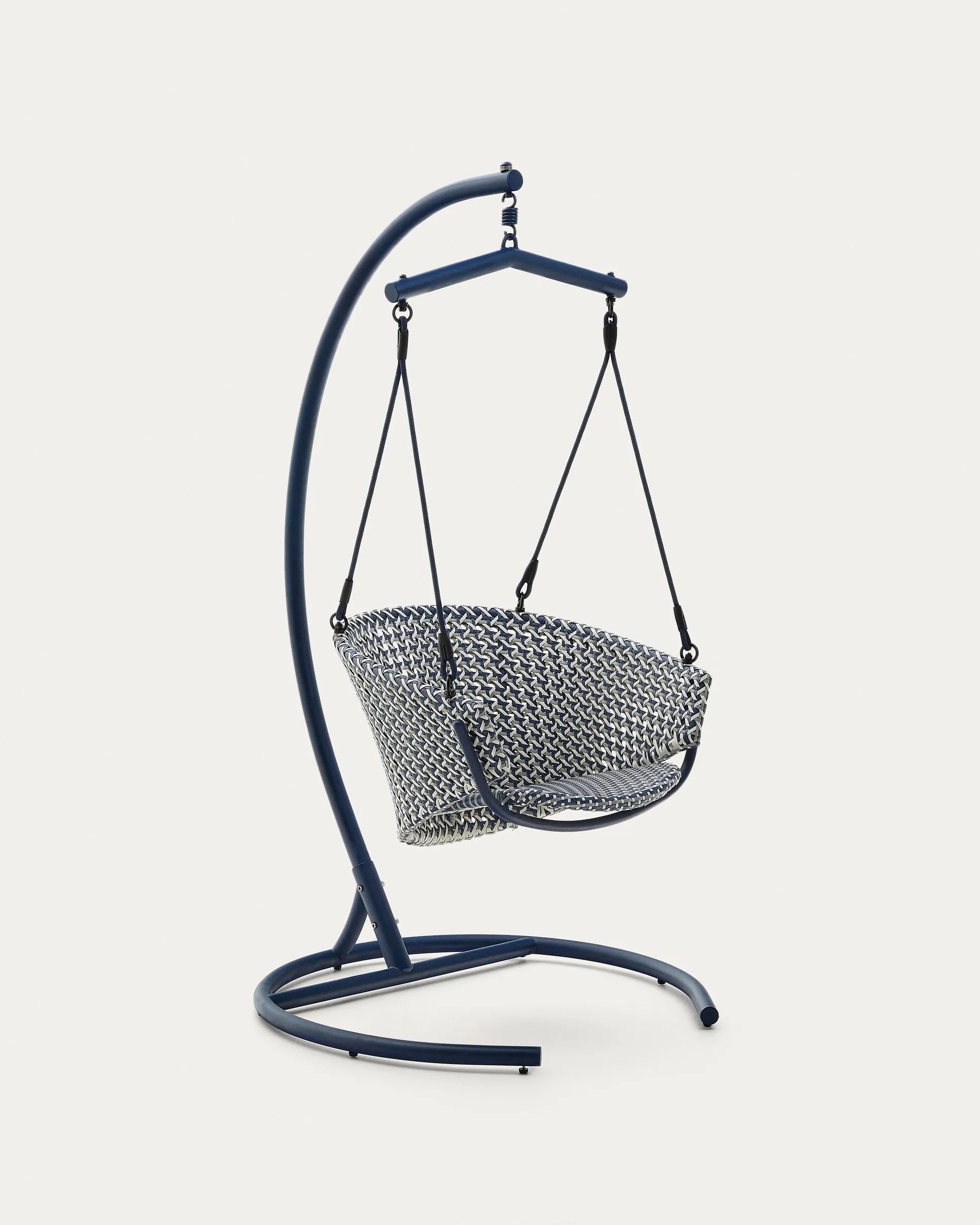 Robuster Hängesessel aus Aluminium und blauem Rattan, pflegeleicht, ergonomisch, mit Fußteil, ideal für Garten oder Balkon.