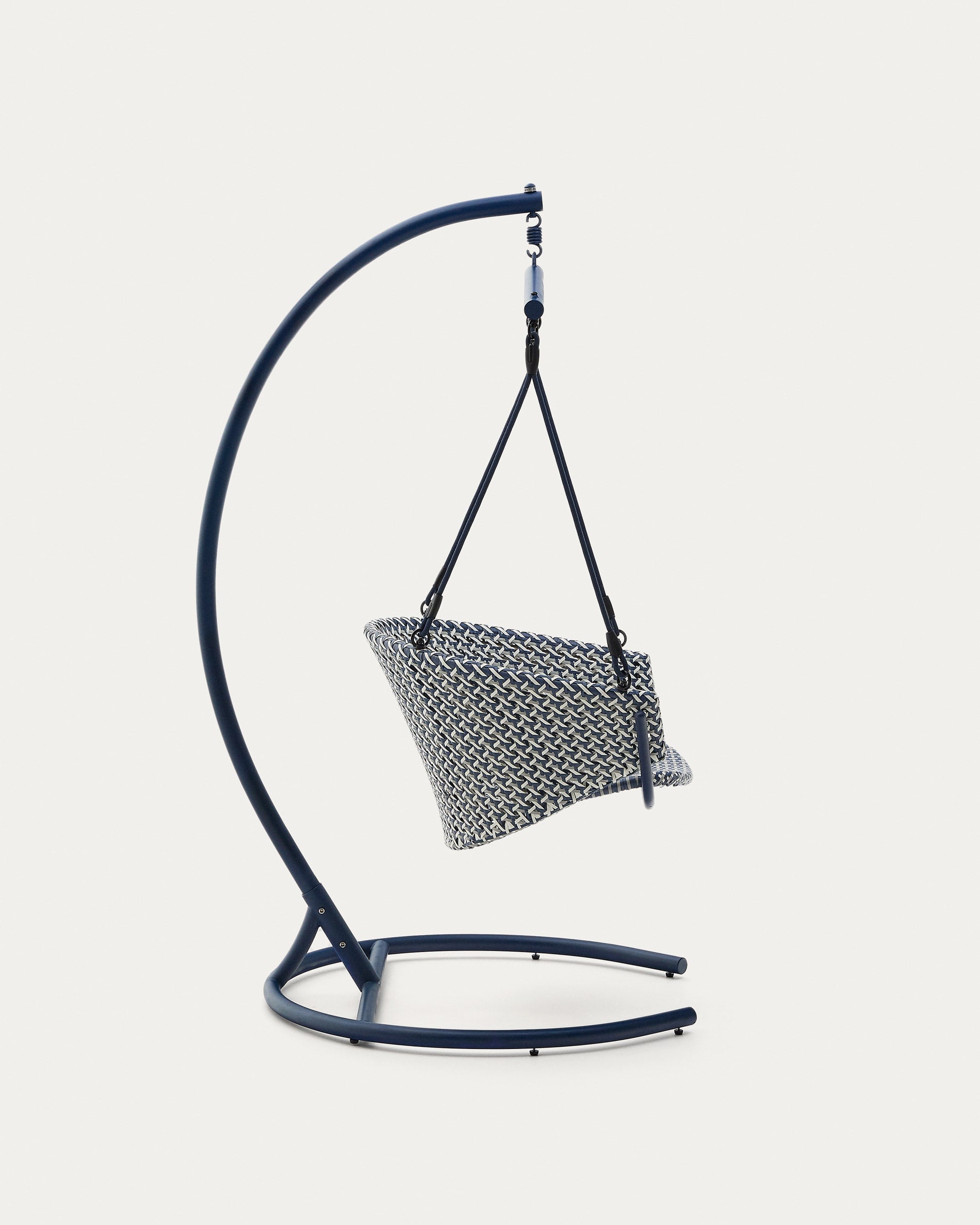 Eleganter Hängesessel aus Aluminium und blauem Rattan, robust, pflegeleicht, mit Fußteil für maximalen Komfort.