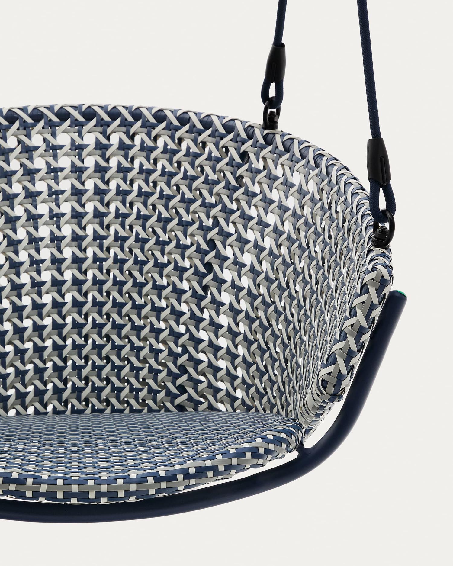 Eleganter Hängesessel aus Aluminium und blauem Rattan, robust, pflegeleicht, mit Fußteil für maximalen Komfort.
