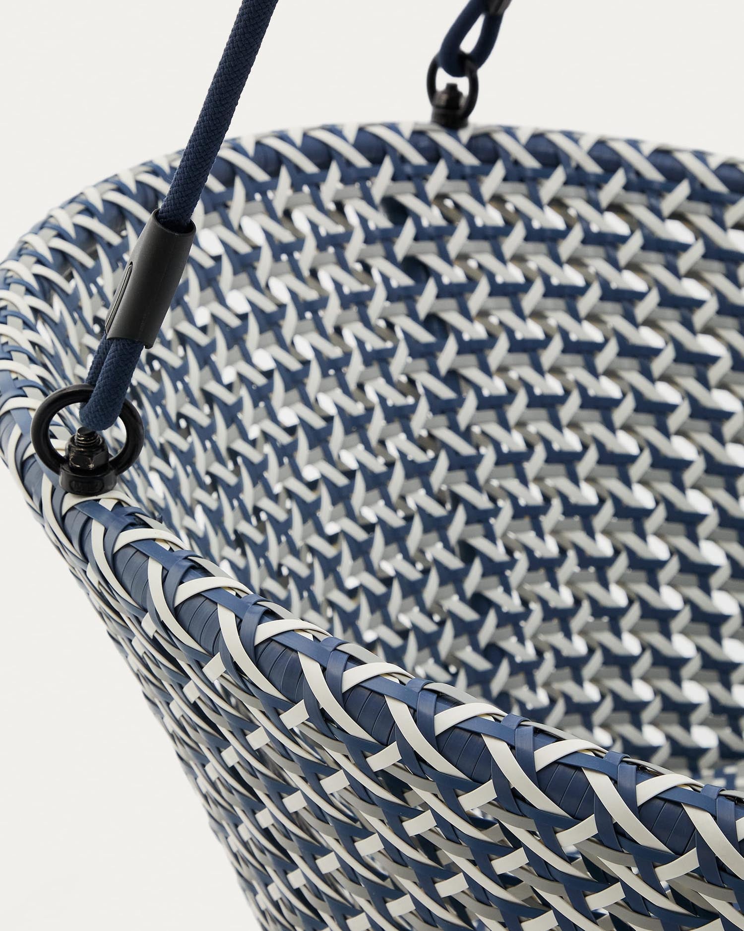 Eleganter Hängesessel aus Aluminium und blauem Rattan, robust, pflegeleicht, mit Fußteil für maximalen Komfort.