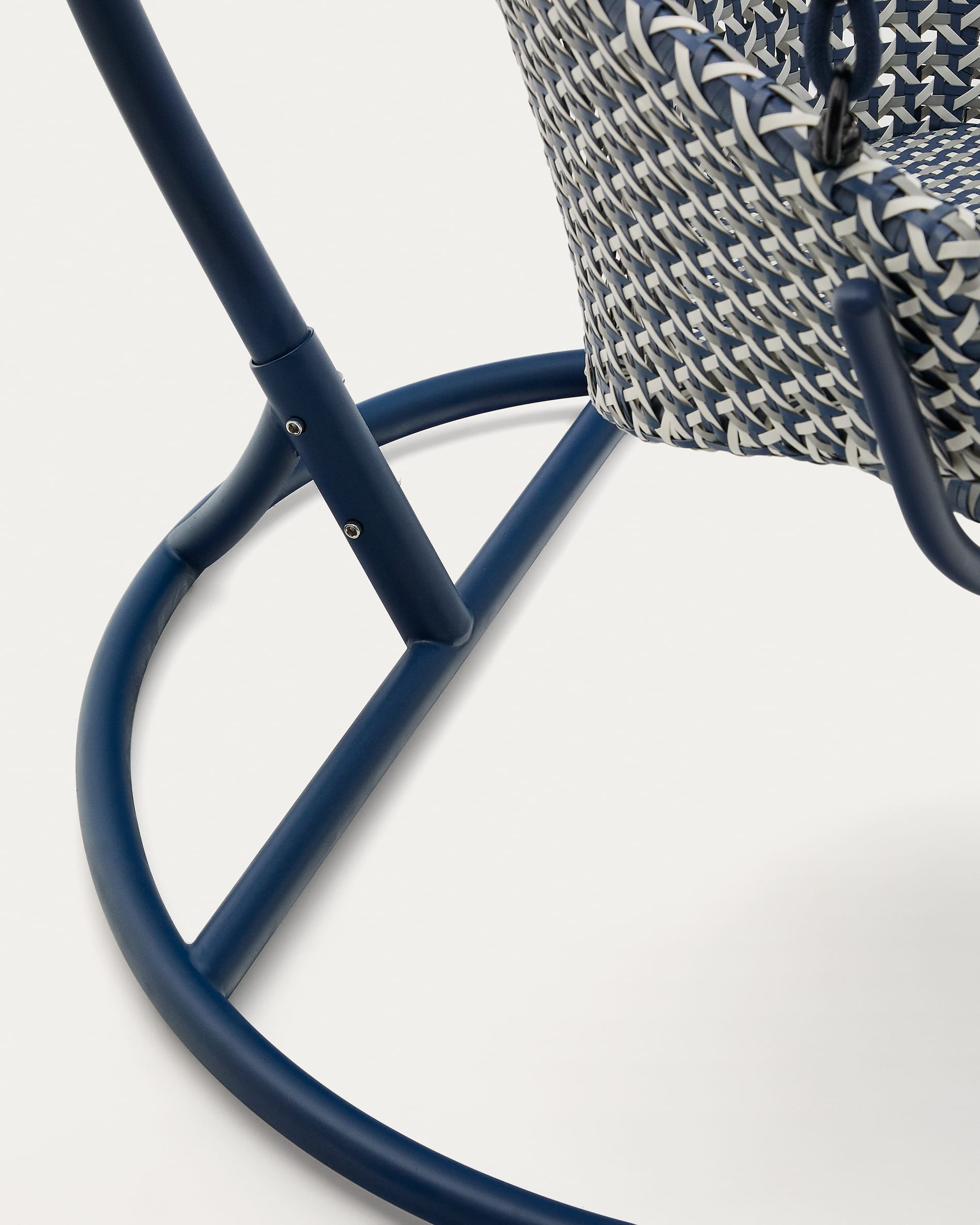 Eleganter Hängesessel aus Aluminium und blauem Rattan, robust, pflegeleicht, mit Fußteil für maximalen Komfort.