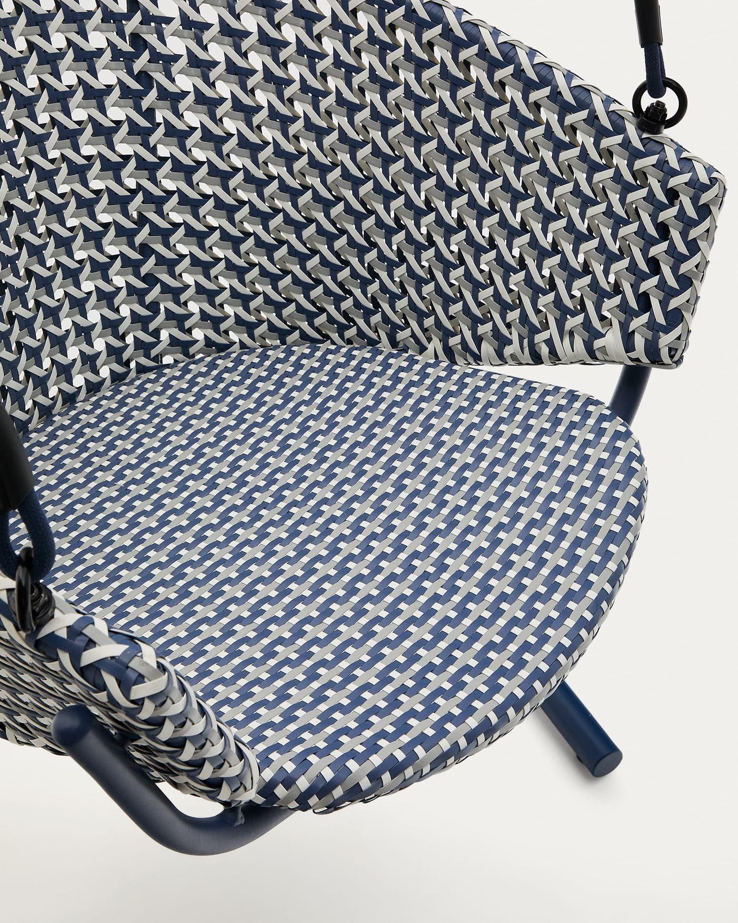 Eleganter Hängesessel aus Aluminium und blauem Rattan, robust, pflegeleicht, mit Fußteil für maximalen Komfort.