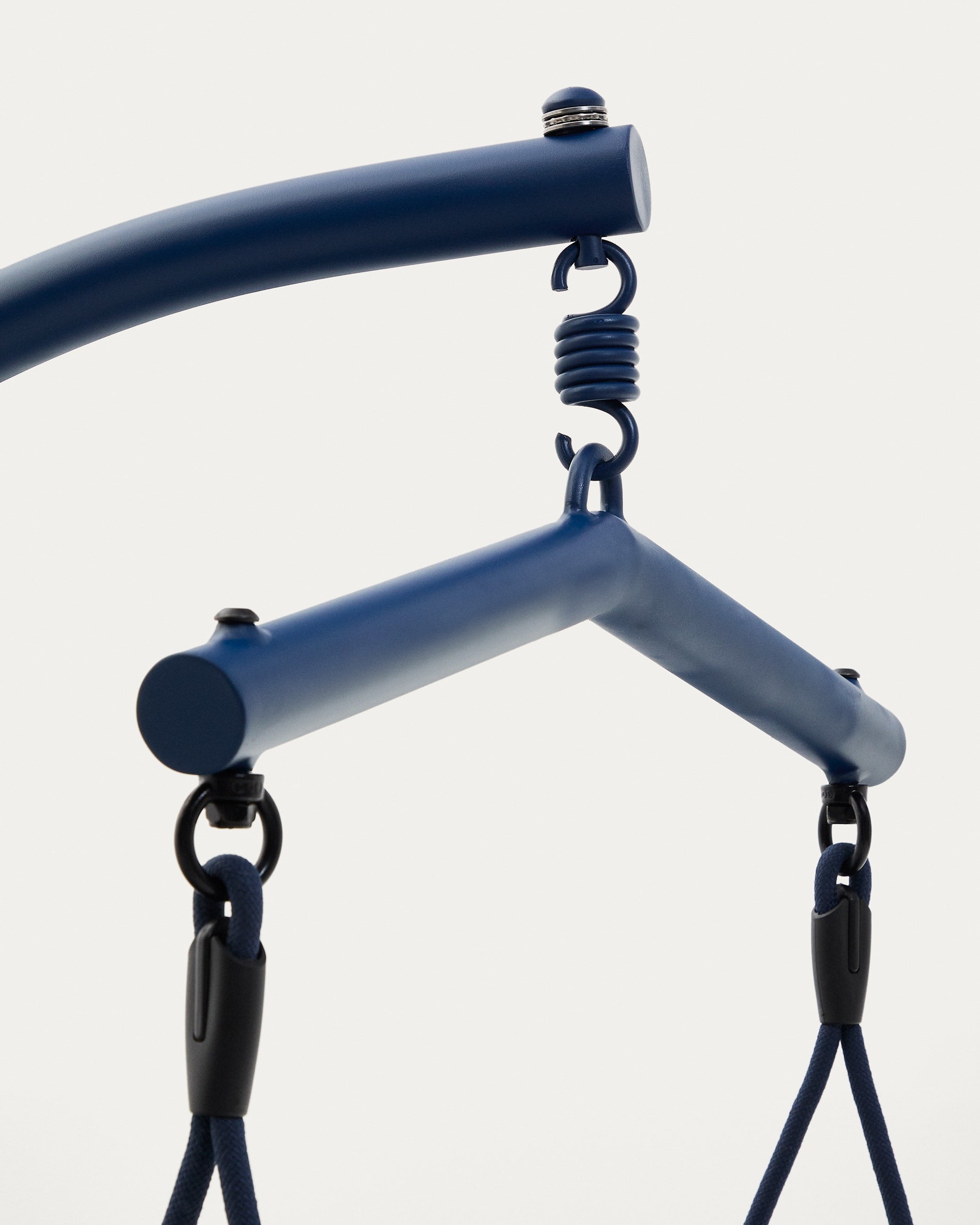 Eleganter Hängesessel aus Aluminium und blauem Rattan, robust, pflegeleicht, mit Fußteil für maximalen Komfort.