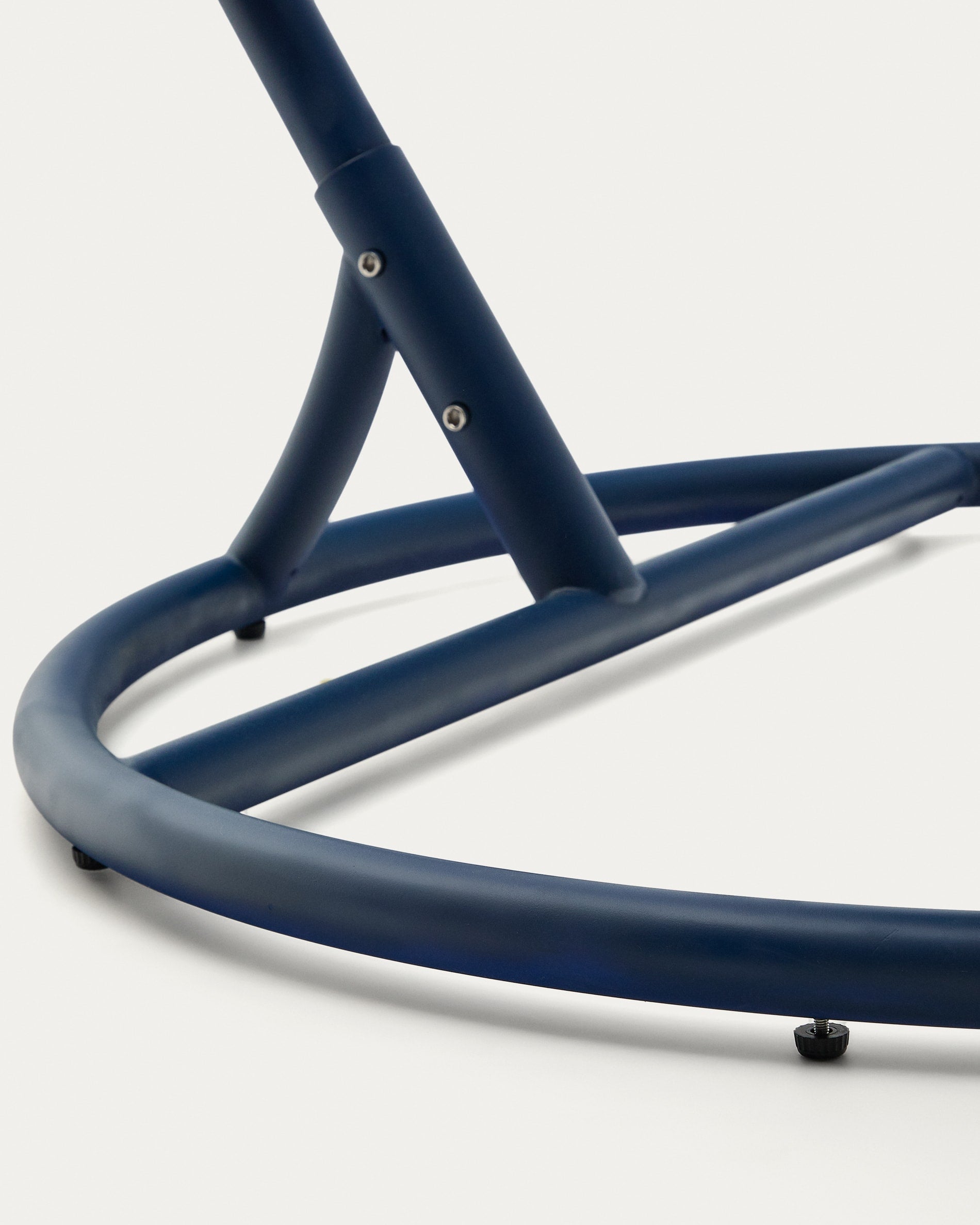 Eleganter Hängesessel aus Aluminium und blauem Rattan, robust, pflegeleicht, mit Fußteil für maximalen Komfort.