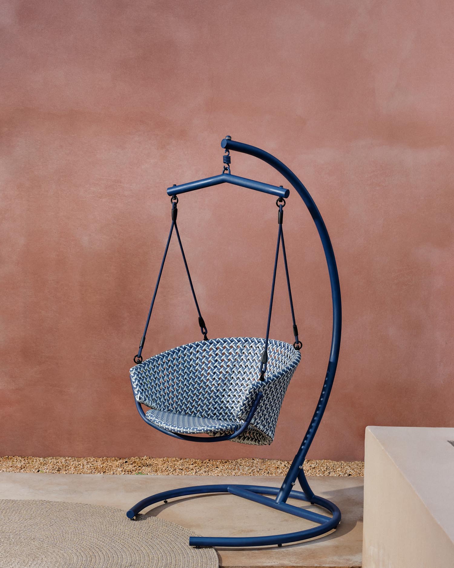Hanging chair with footrest Saliga made of aluminum and blue synthetic rattan