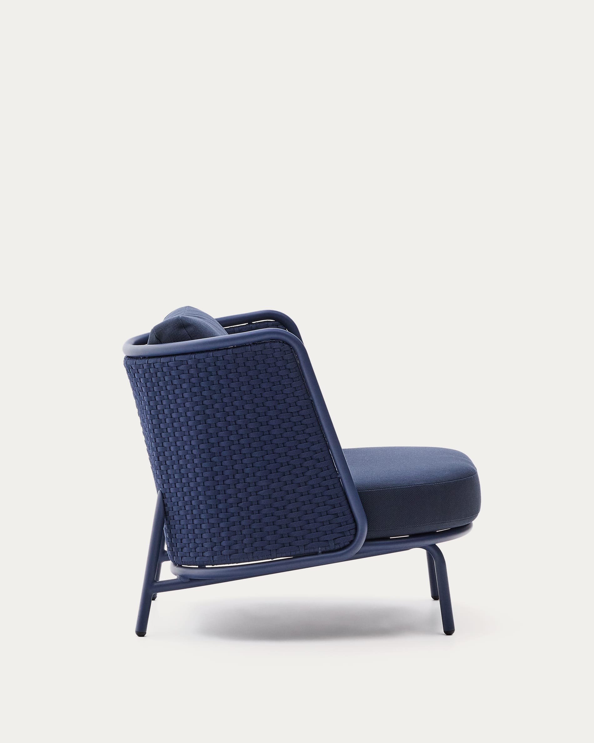 Eleganter Outdoor-Sessel aus Aluminium mit blauer Seilbespannung, UV-beständig und wetterfest, ideal für Garten und Terrasse.