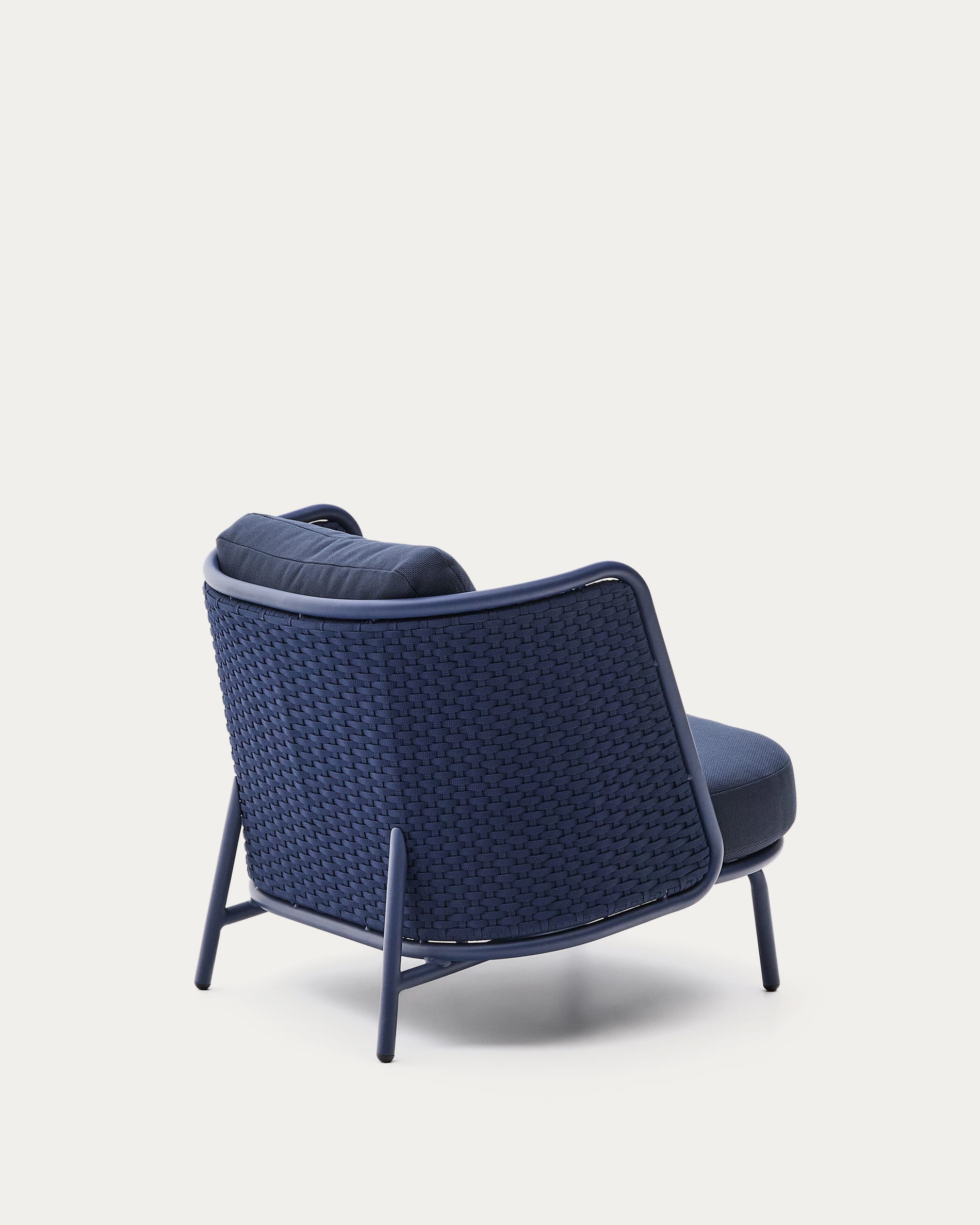 Eleganter Outdoor-Sessel aus Aluminium mit blauer Seilbespannung, UV-beständig und wetterfest, ideal für Garten und Terrasse.
