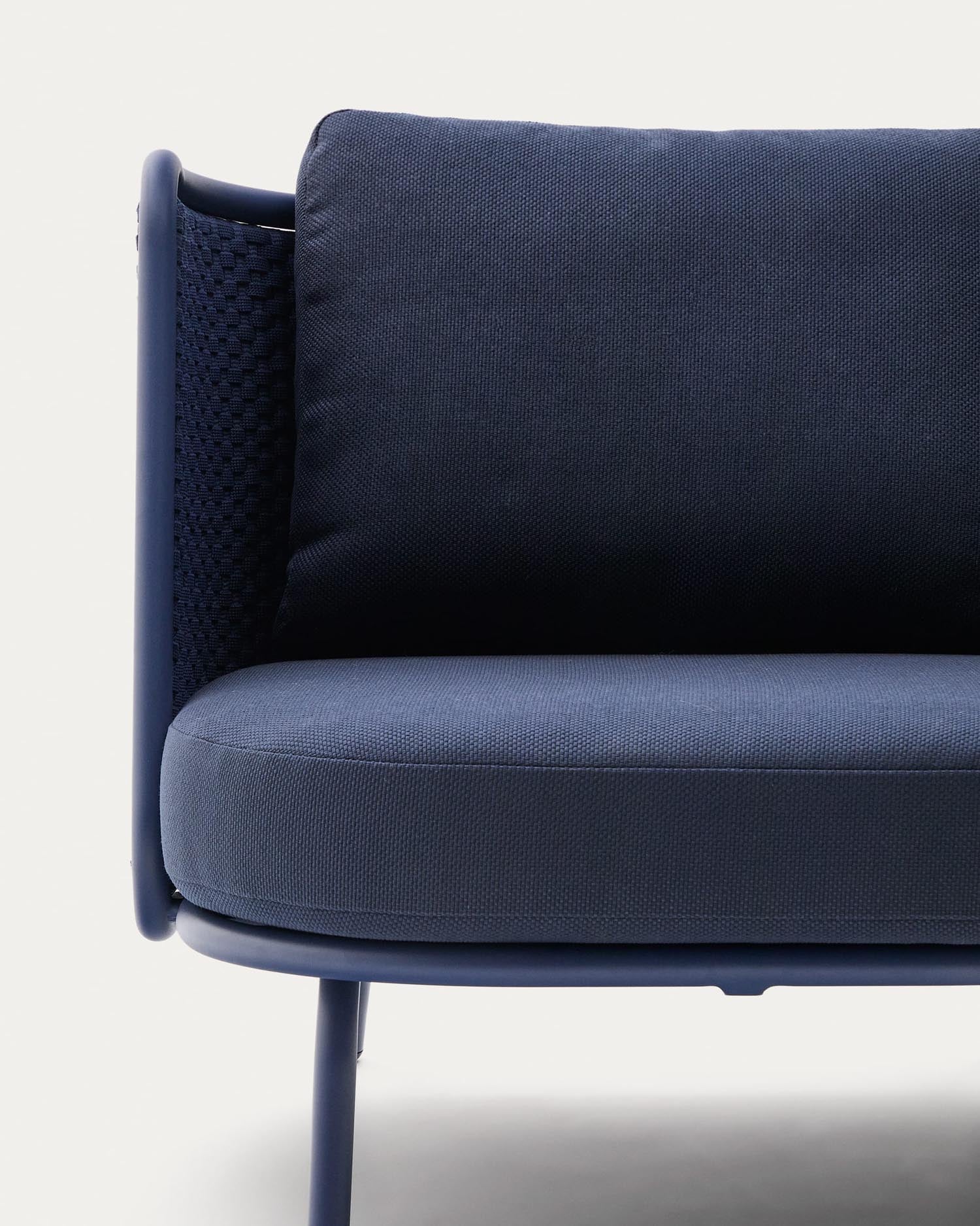 Eleganter Outdoor-Sessel aus Aluminium mit blauer Seilbespannung, UV-beständig und wetterfest, ideal für Garten und Terrasse.