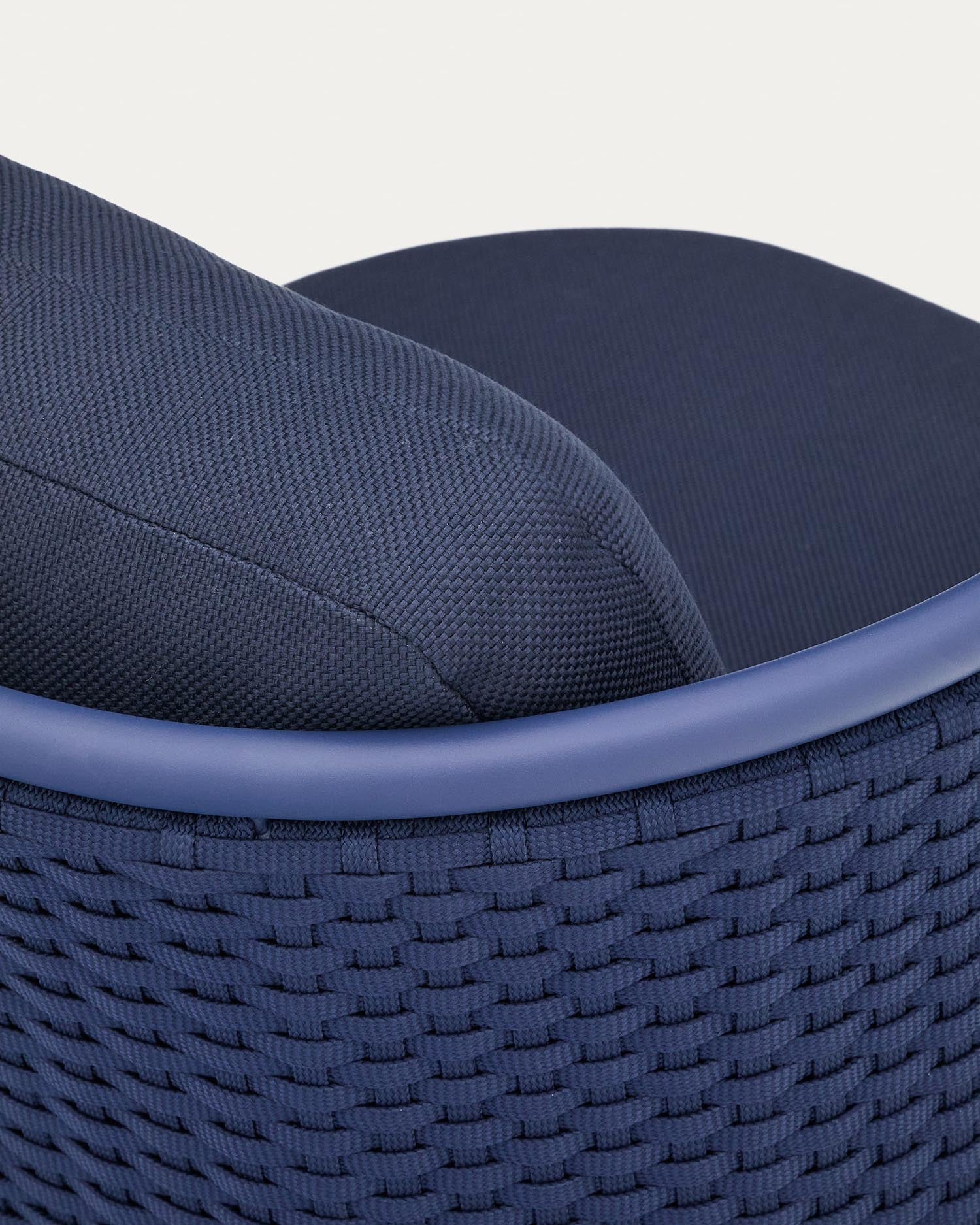 Eleganter Outdoor-Sessel aus Aluminium mit blauer Seilbespannung, UV-beständig und wetterfest, ideal für Garten und Terrasse.