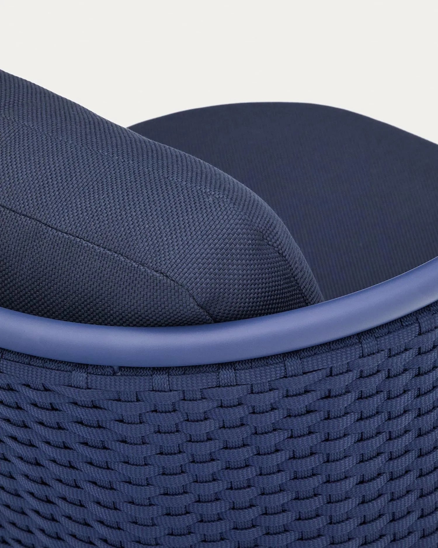Eleganter Outdoor-Sessel aus Aluminium mit blauem Seil, perfekt für Garten oder Terrasse, von Kave Home.