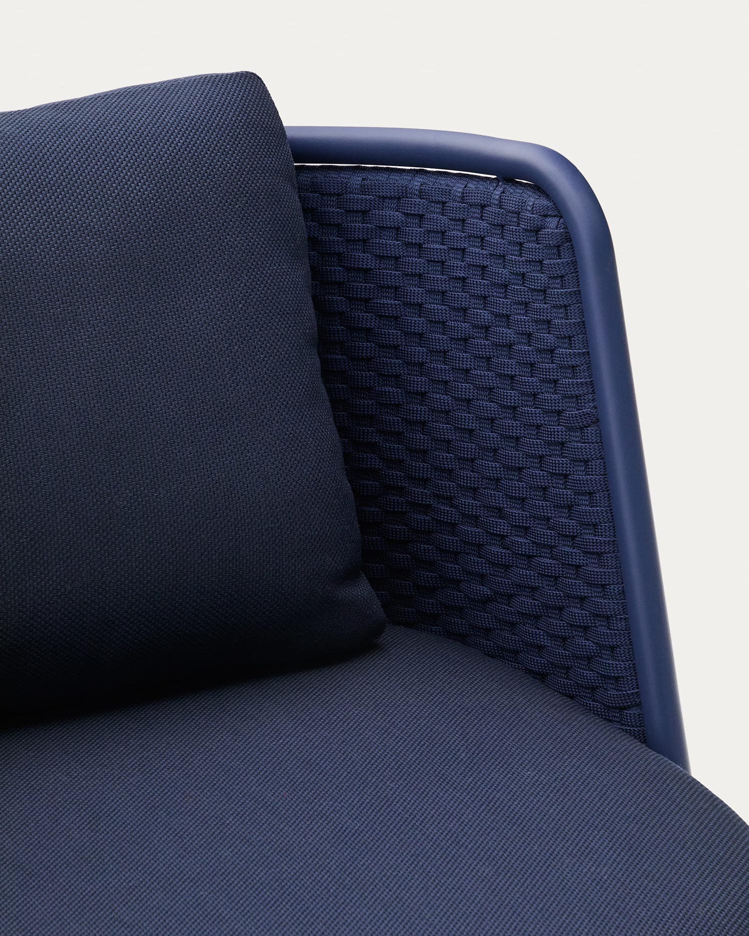 Eleganter Outdoor-Sessel aus Aluminium mit blauer Seilbespannung, UV-beständig und wetterfest, ideal für Garten und Terrasse.