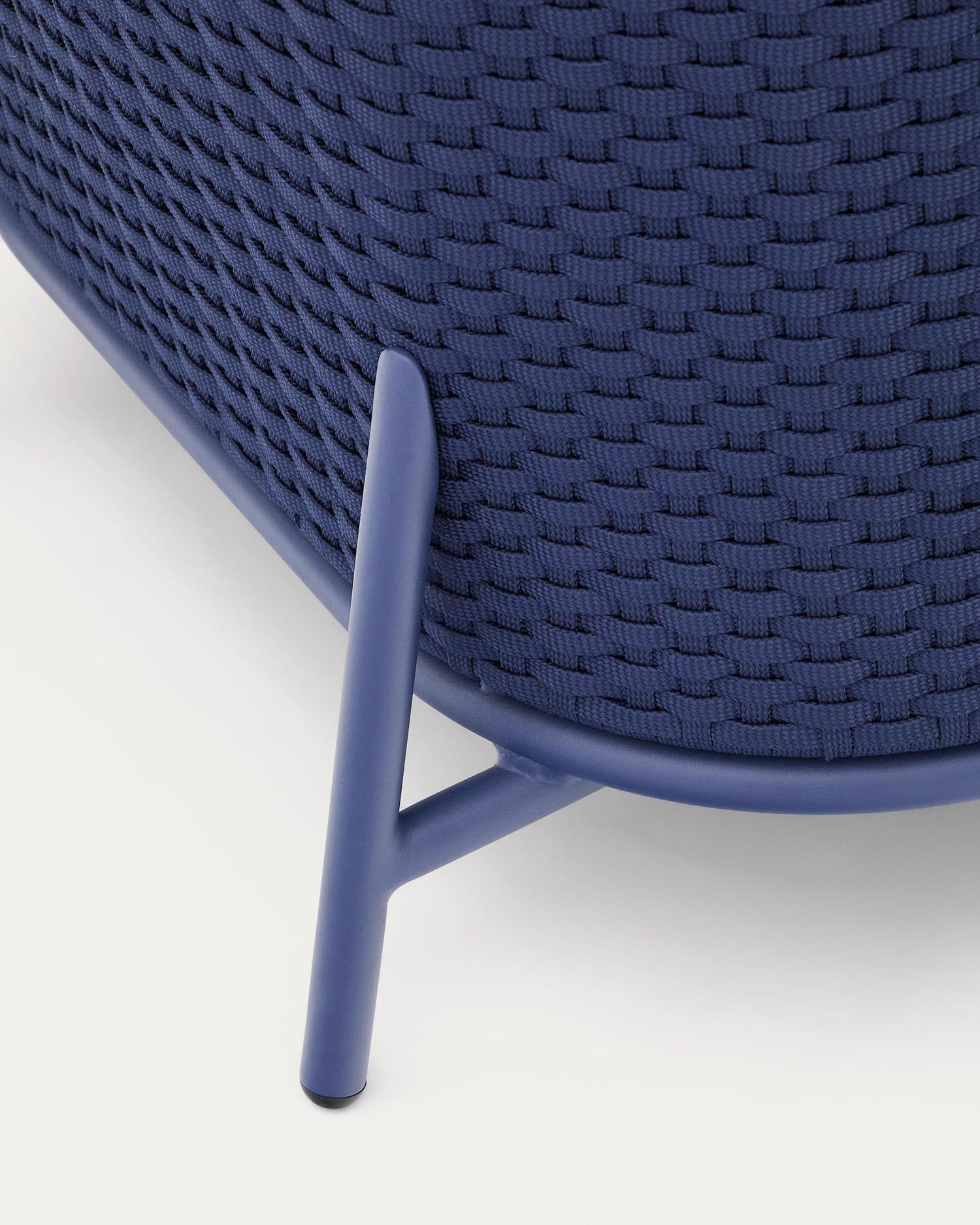 Eleganter Outdoor-Sessel aus Aluminium mit blauer Seilbespannung, UV-beständig und wetterfest, ideal für Garten und Terrasse.