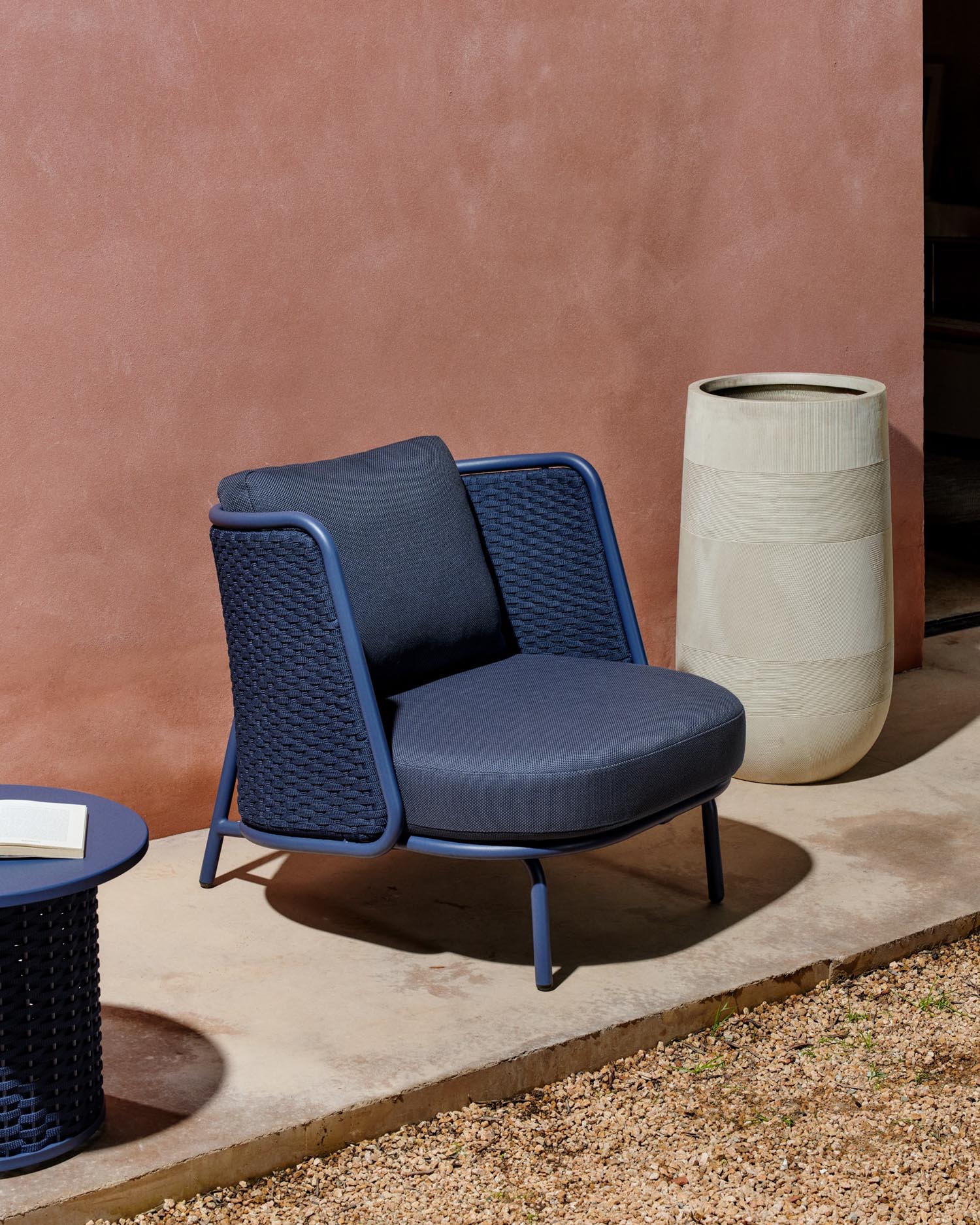Eleganter Outdoor-Sessel aus Aluminium mit blauer Seilbespannung, UV-beständig und wetterfest, ideal für Garten und Terrasse.