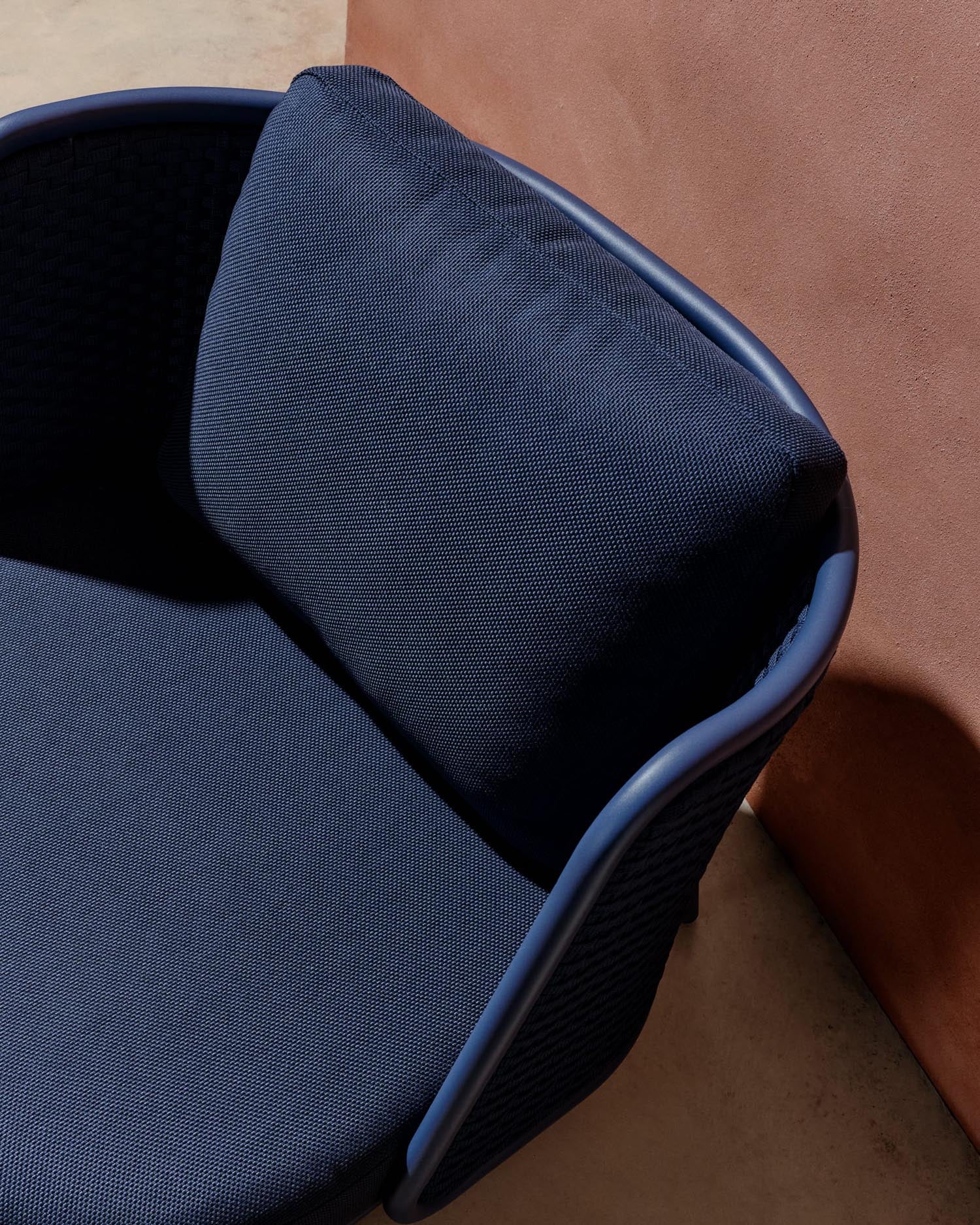 Eleganter Outdoor-Sessel aus Aluminium mit blauer Seilbespannung, UV-beständig und wetterfest, ideal für Garten und Terrasse.