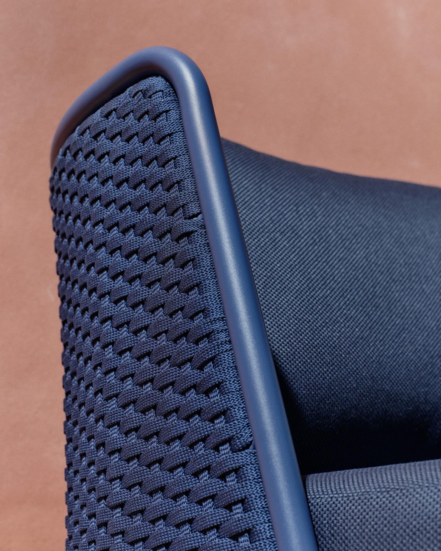 Eleganter Outdoor-Sessel aus Aluminium mit blauer Seilbespannung, UV-beständig und wetterfest, ideal für Garten und Terrasse.