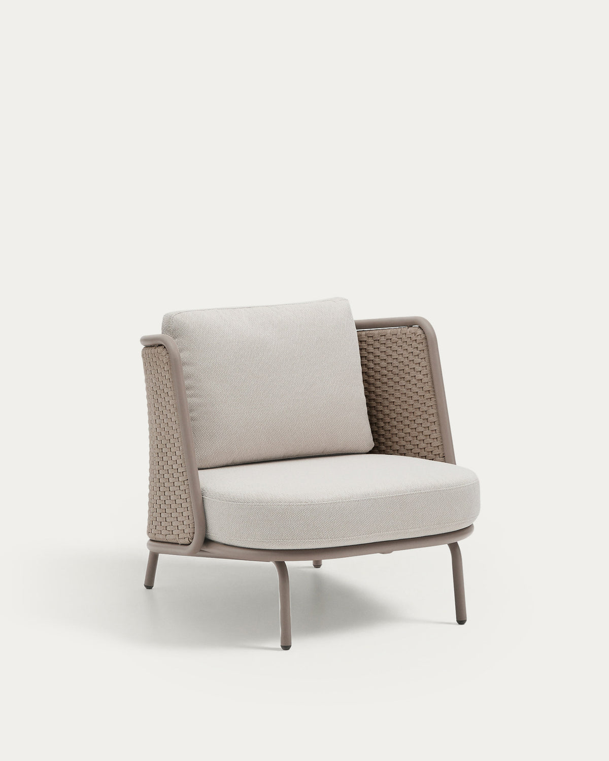 Outdoor-Sessel Sedalis aus Aluminium und taupefarbenem Seil in Taupe, Ecru präsentiert im Onlineshop von KAQTU Design AG. Outdoor-Sessel mit Armlehnen ist von Kave Home