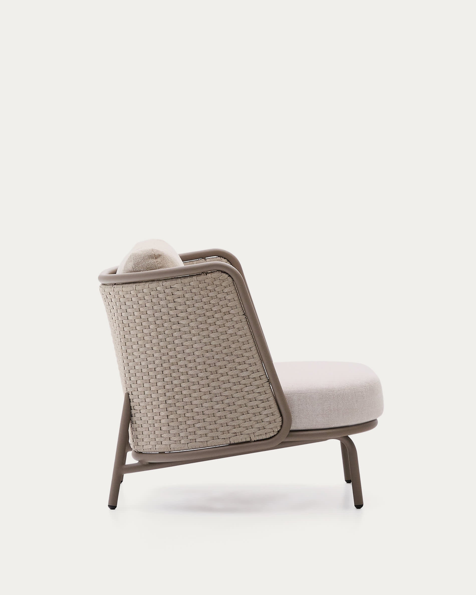Eleganter Outdoor-Sessel aus Aluminium und Seil, bietet Komfort und Stil für jeden Außenbereich.