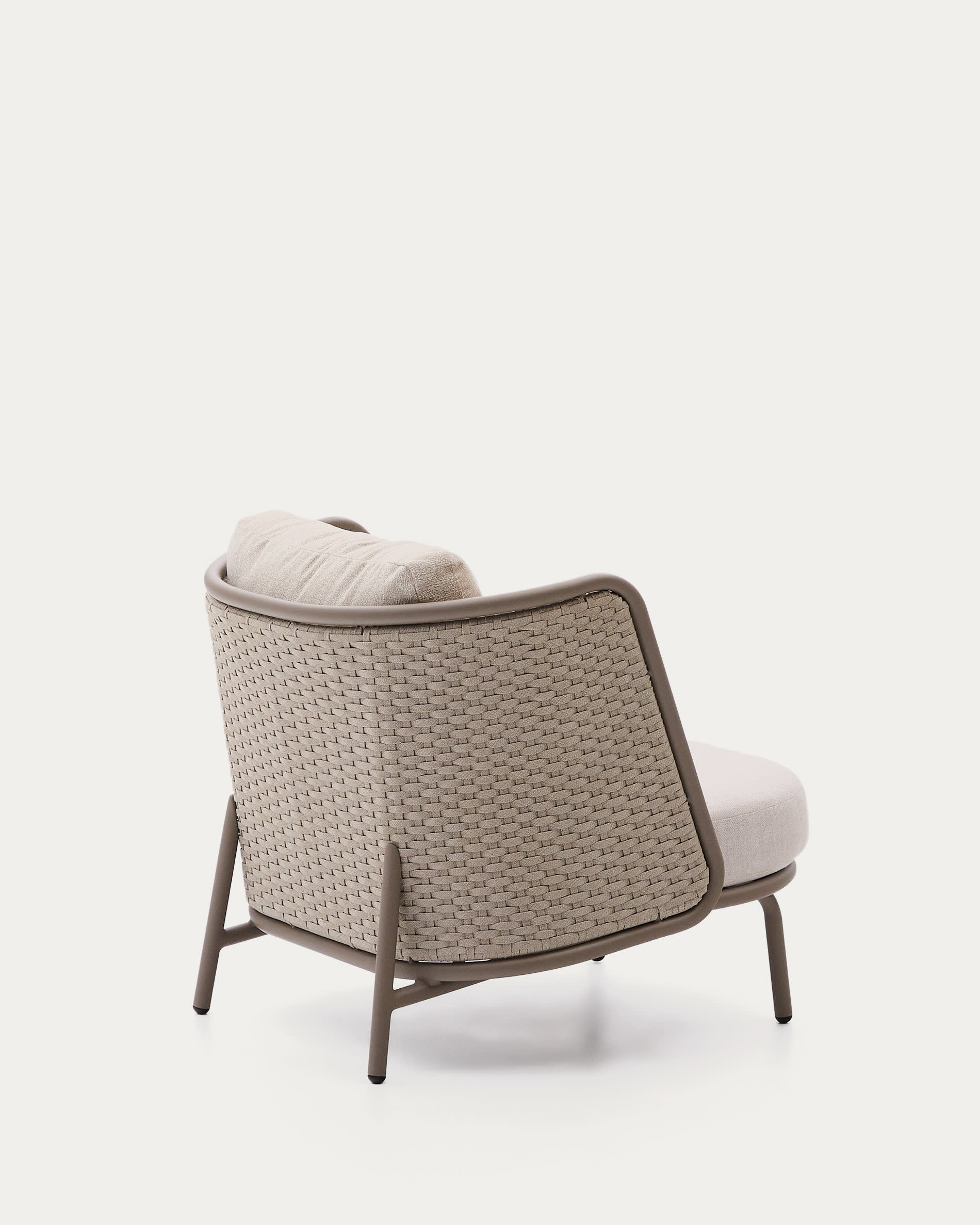 Eleganter Outdoor-Sessel aus Aluminium und Seil, bietet Komfort und Stil für jeden Außenbereich.
