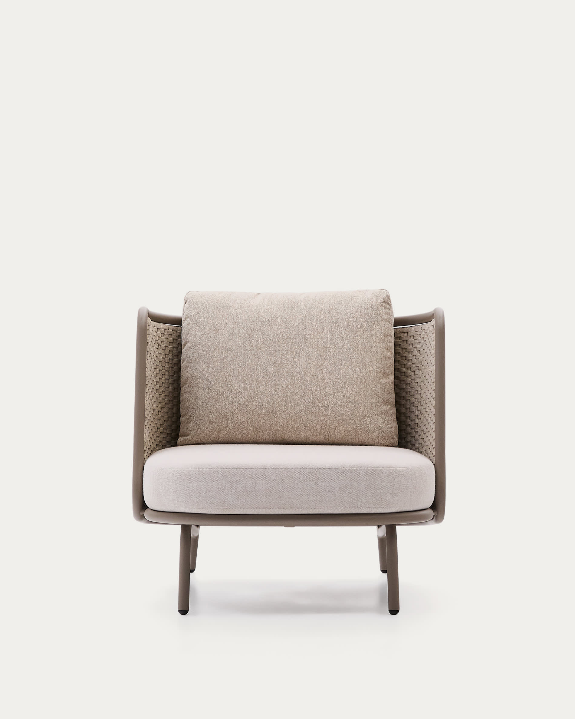 Eleganter Outdoor-Sessel aus Aluminium und Seil, bietet Komfort und Stil für jeden Außenbereich.