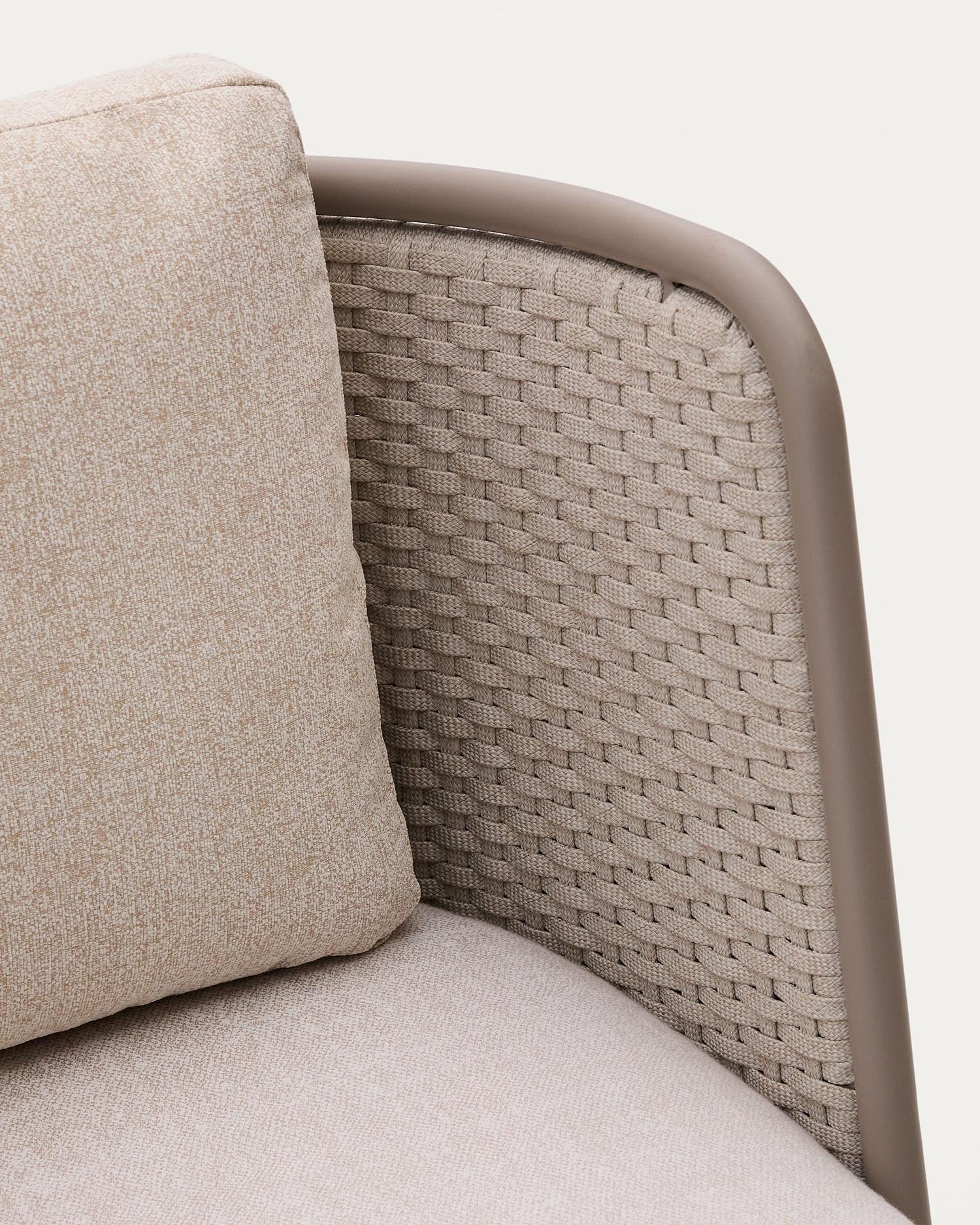 Eleganter Outdoor-Sessel aus Aluminium und Seil, bietet Komfort und Stil für jeden Außenbereich.
