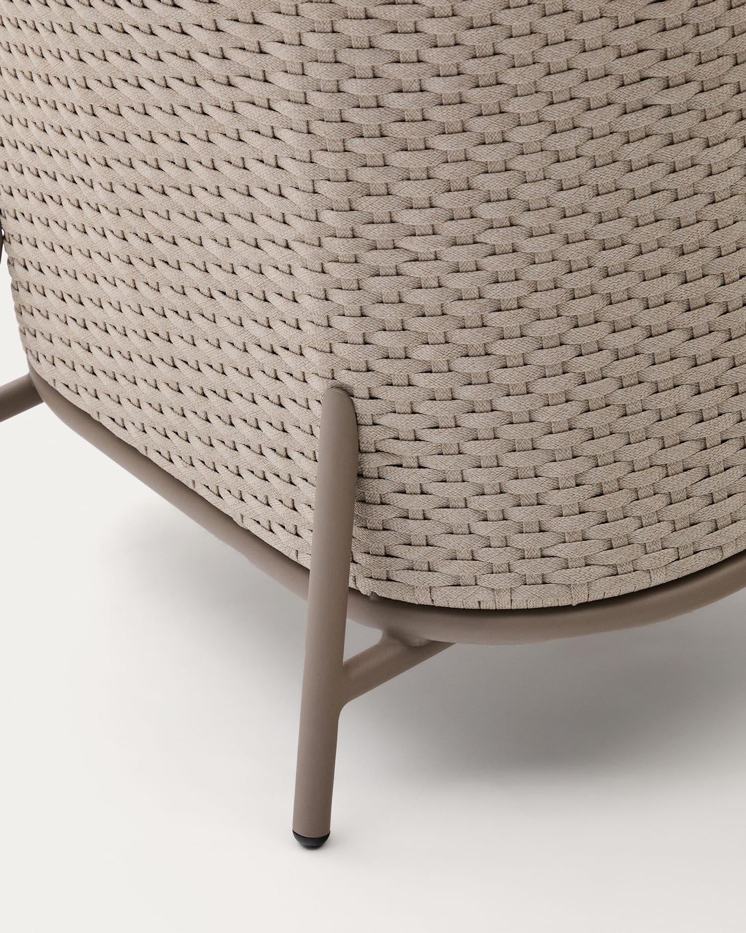 Eleganter Outdoor-Sessel aus Aluminium und Seil, bietet Komfort und Stil für jeden Außenbereich.