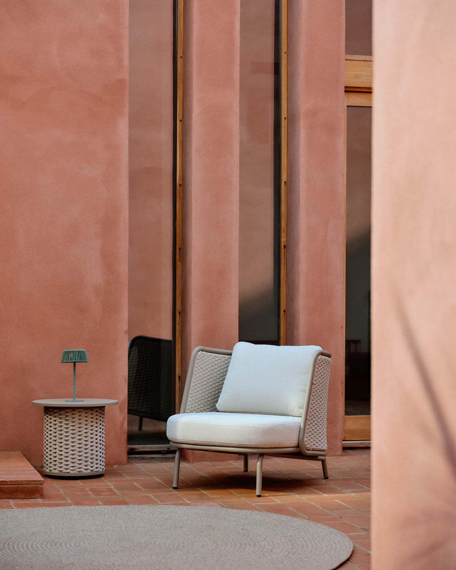 Eleganter Outdoor-Sessel aus Aluminium und Seil, bietet Komfort und Stil für jeden Außenbereich.