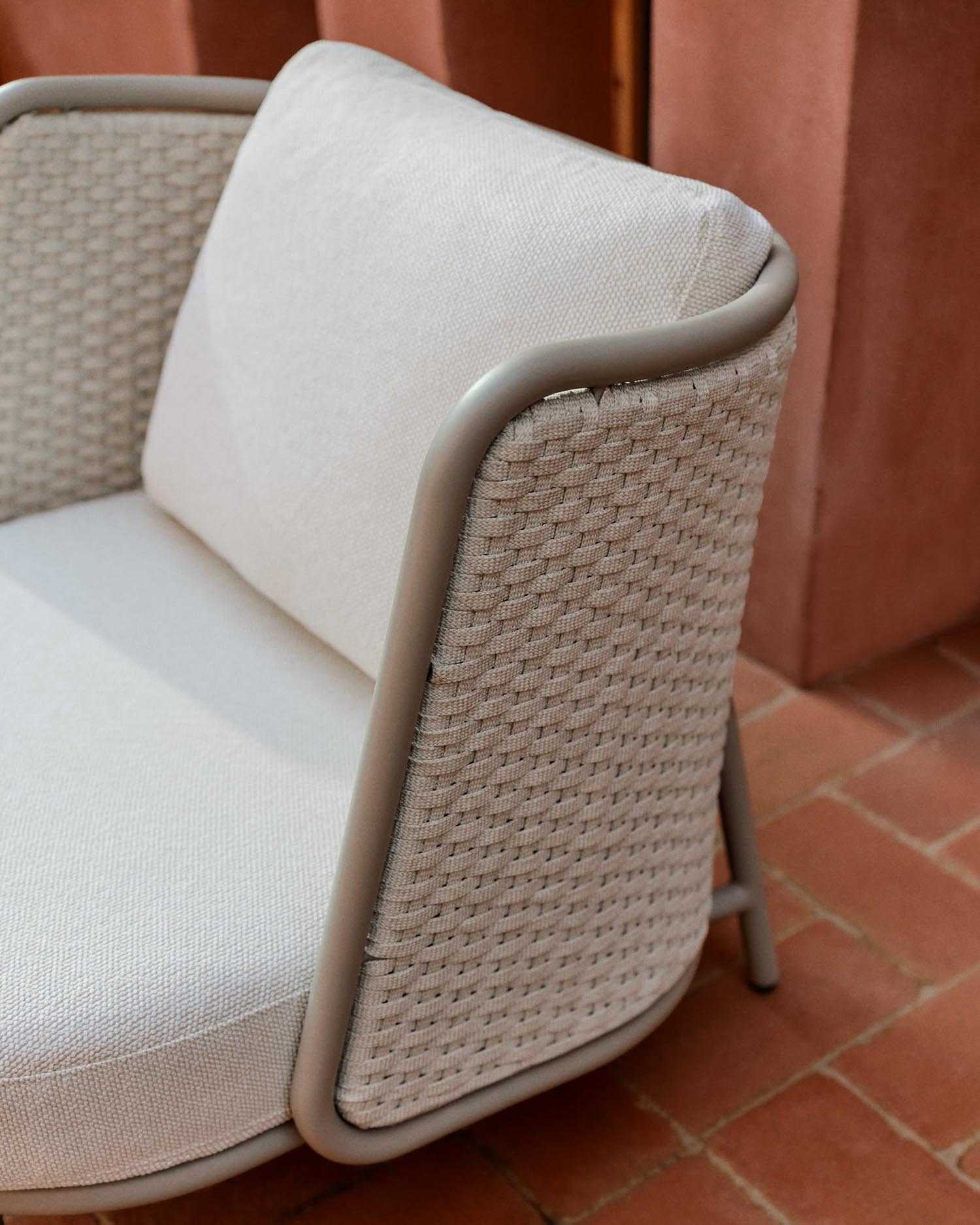 Eleganter Outdoor-Sessel aus Aluminium und Seil, bietet Komfort und Stil für jeden Außenbereich.