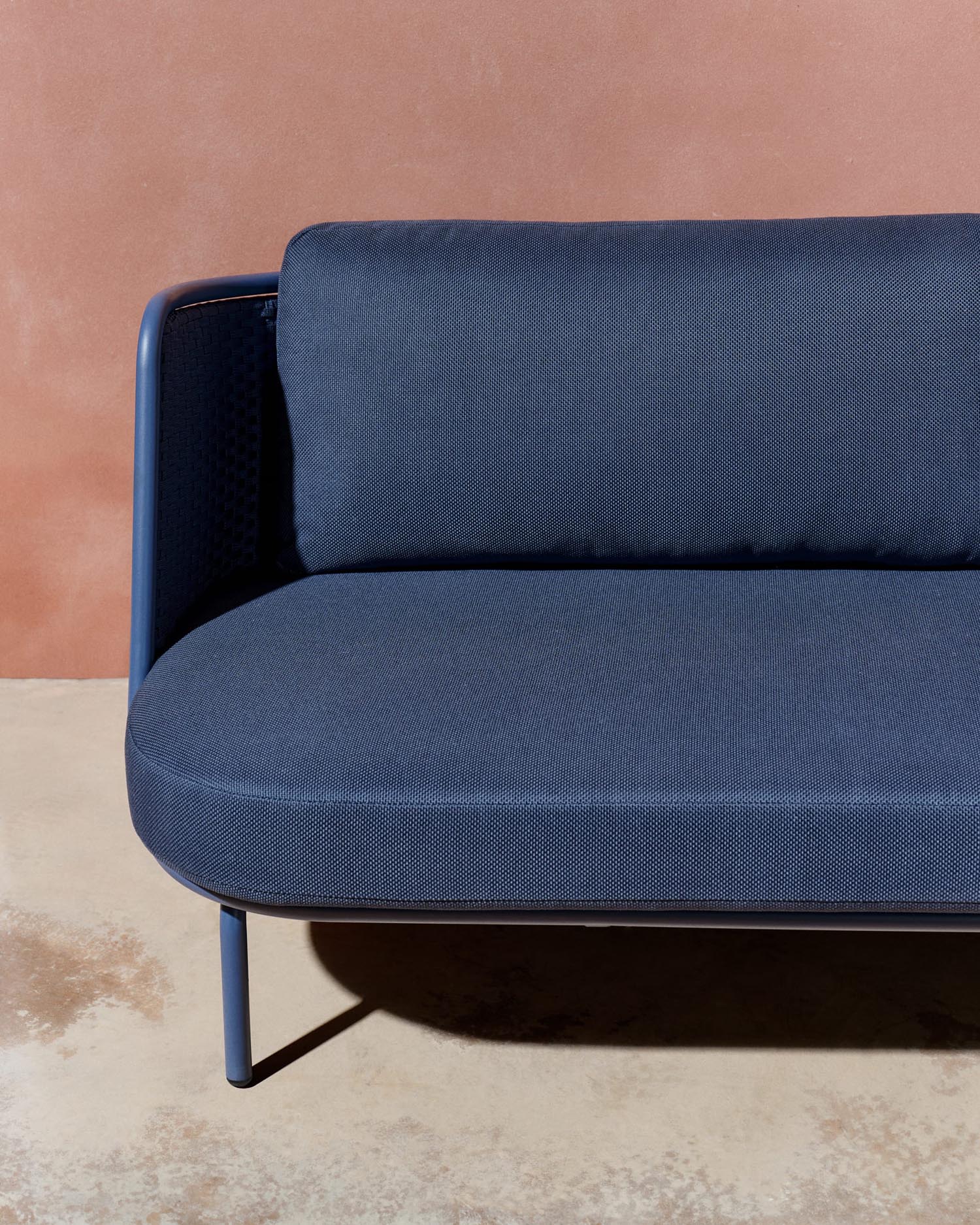 Elegantes 3-Sitzer Outdoor-Sofa aus Aluminium mit blauen Seilen, bietet Komfort und Stil für Ihren Außenbereich.