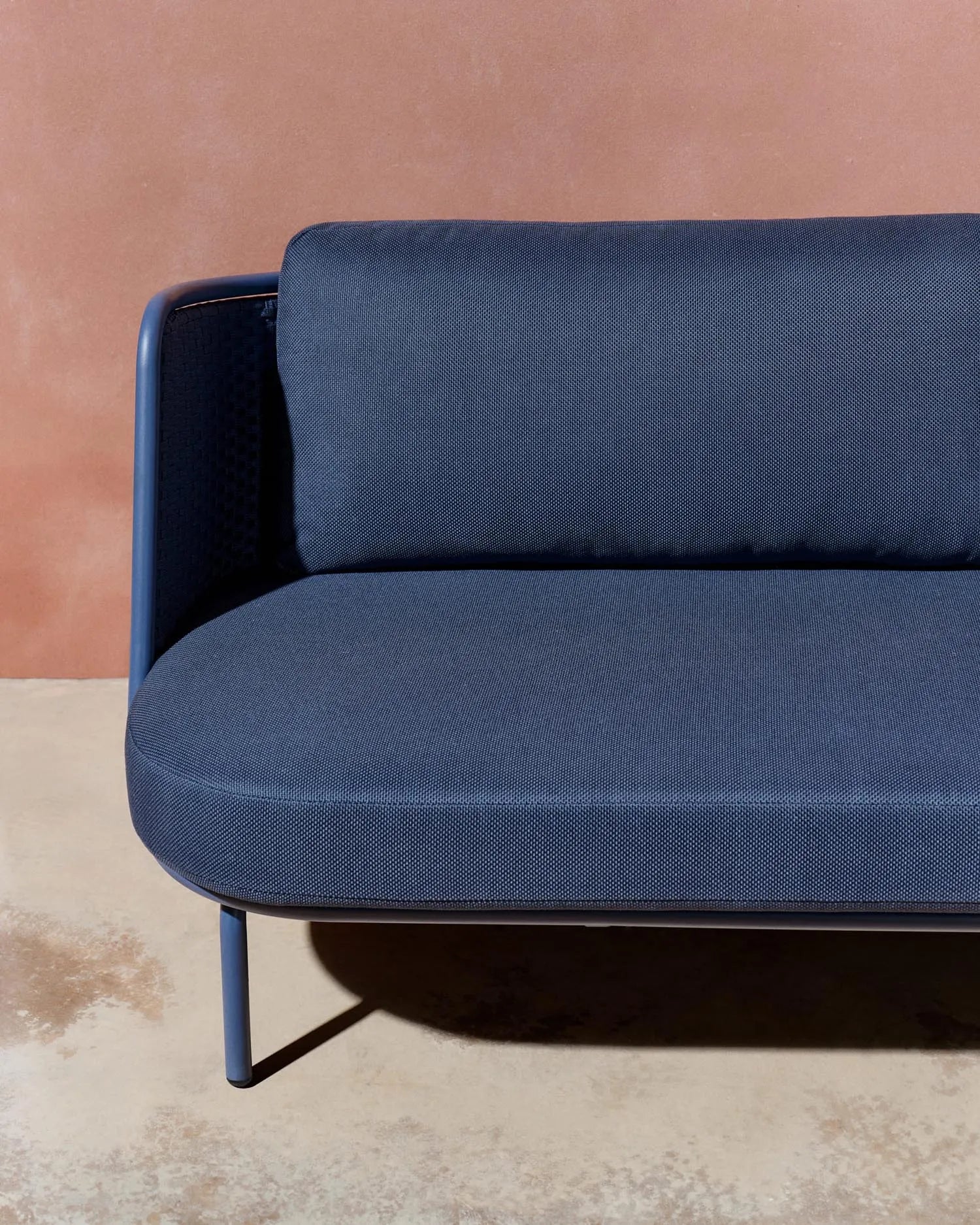 Elegantes 3-Sitzer Outdoor-Sofa aus Aluminium mit blauen Seilen, bietet Komfort und Stil für Ihren Außenbereich.