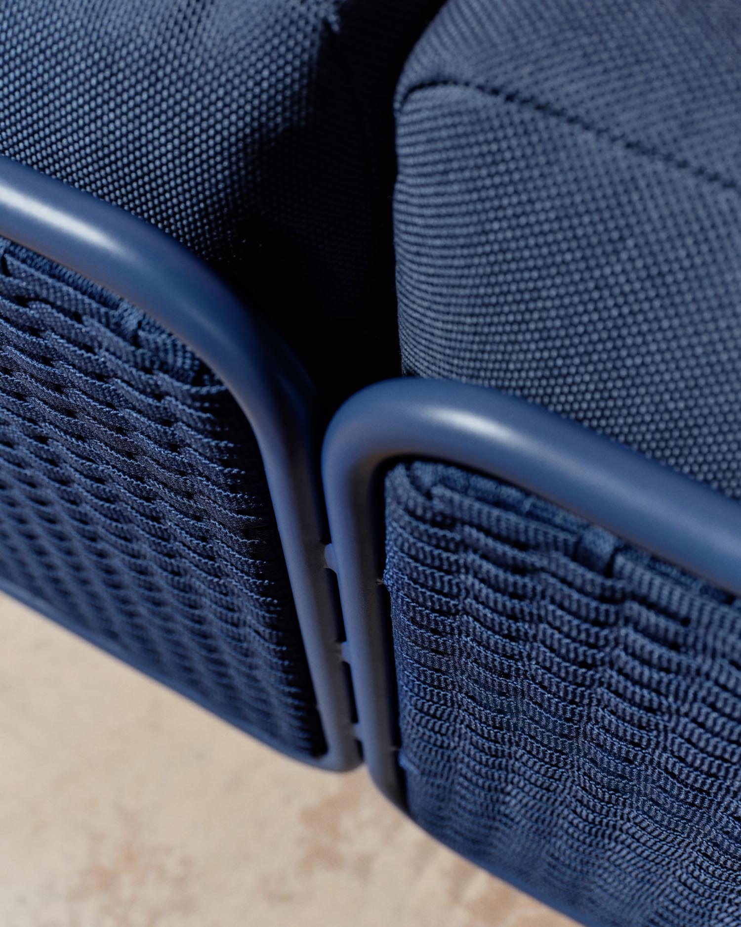 Elegantes 3-Sitzer Outdoor-Sofa aus Aluminium mit blauen Seilen, bietet Komfort und Stil für Ihren Außenbereich.
