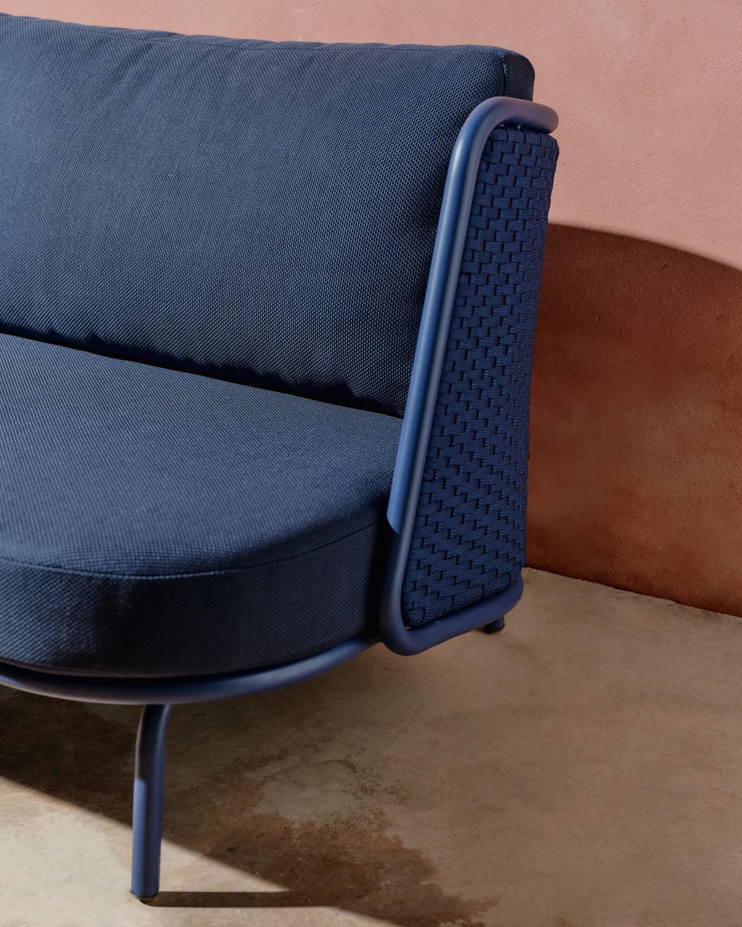 Elegantes 3-Sitzer Outdoor-Sofa aus Aluminium mit blauen Seilen, bietet Komfort und Stil für Ihren Außenbereich.