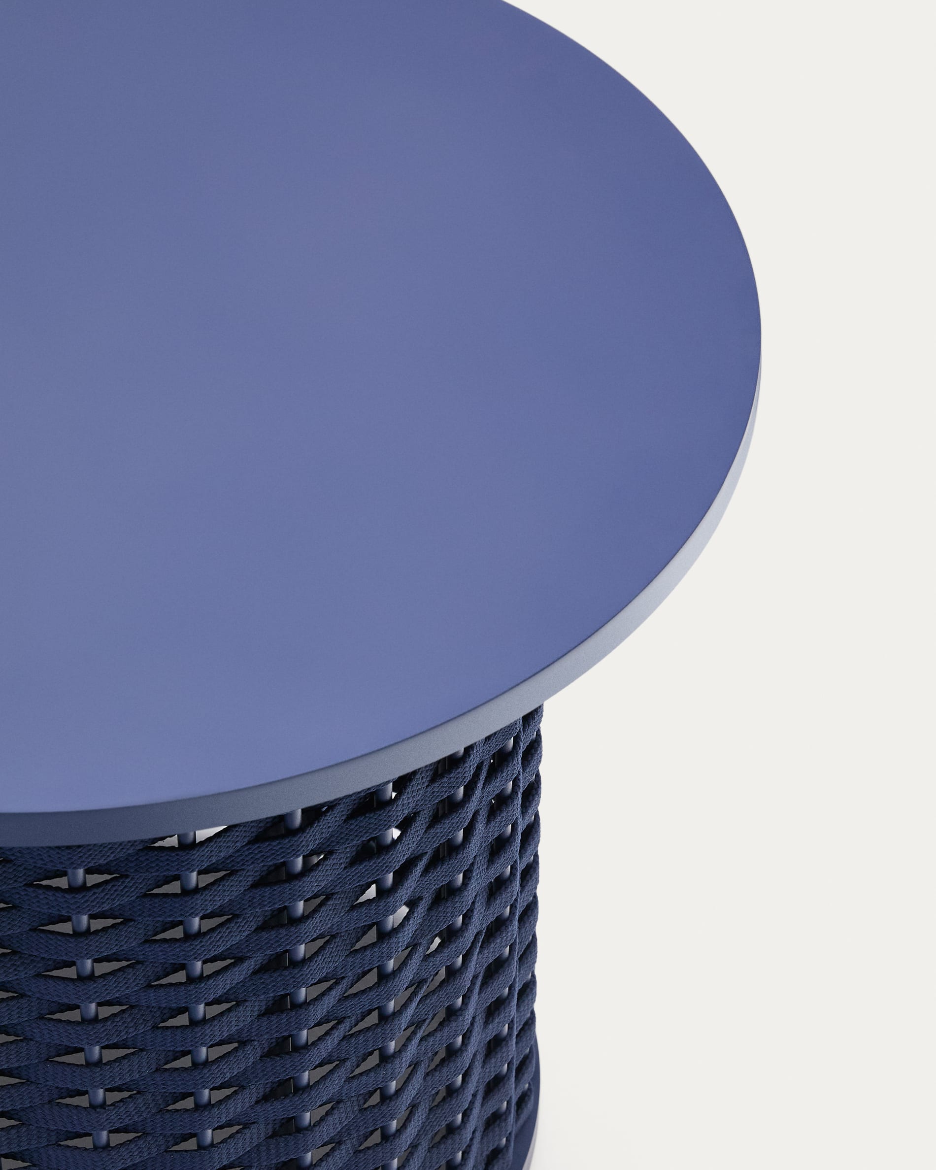 Eleganter Outdoor-Tisch aus Aluminium und blauem Seil, robust und stilvoll, ideal für Garten oder Terrasse.
