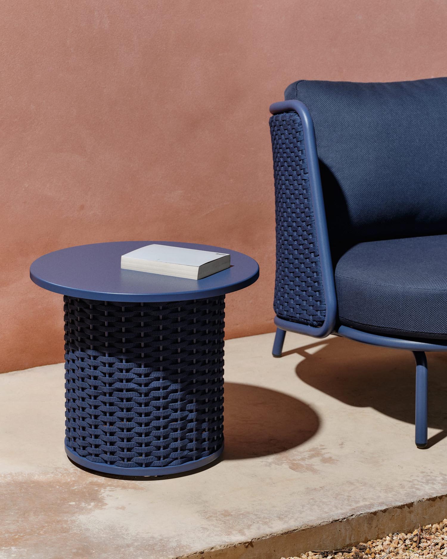 Eleganter Outdoor-Tisch aus Aluminium und blauem Seil, robust und stilvoll, ideal für Garten oder Terrasse.