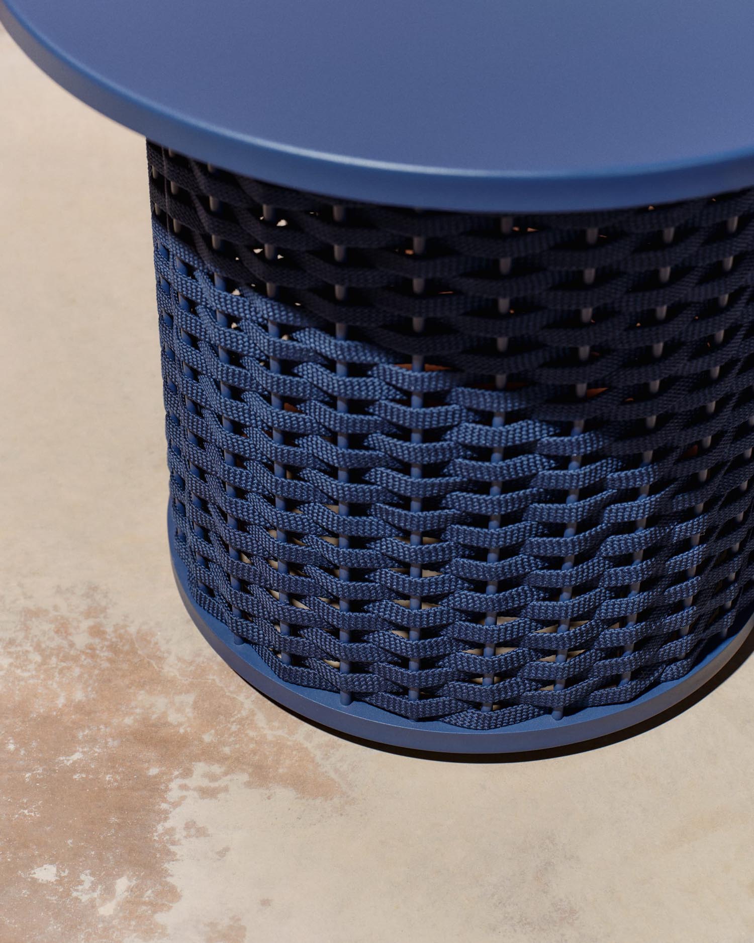 Eleganter Outdoor-Tisch aus Aluminium und blauem Seil, robust und stilvoll, ideal für Garten oder Terrasse.