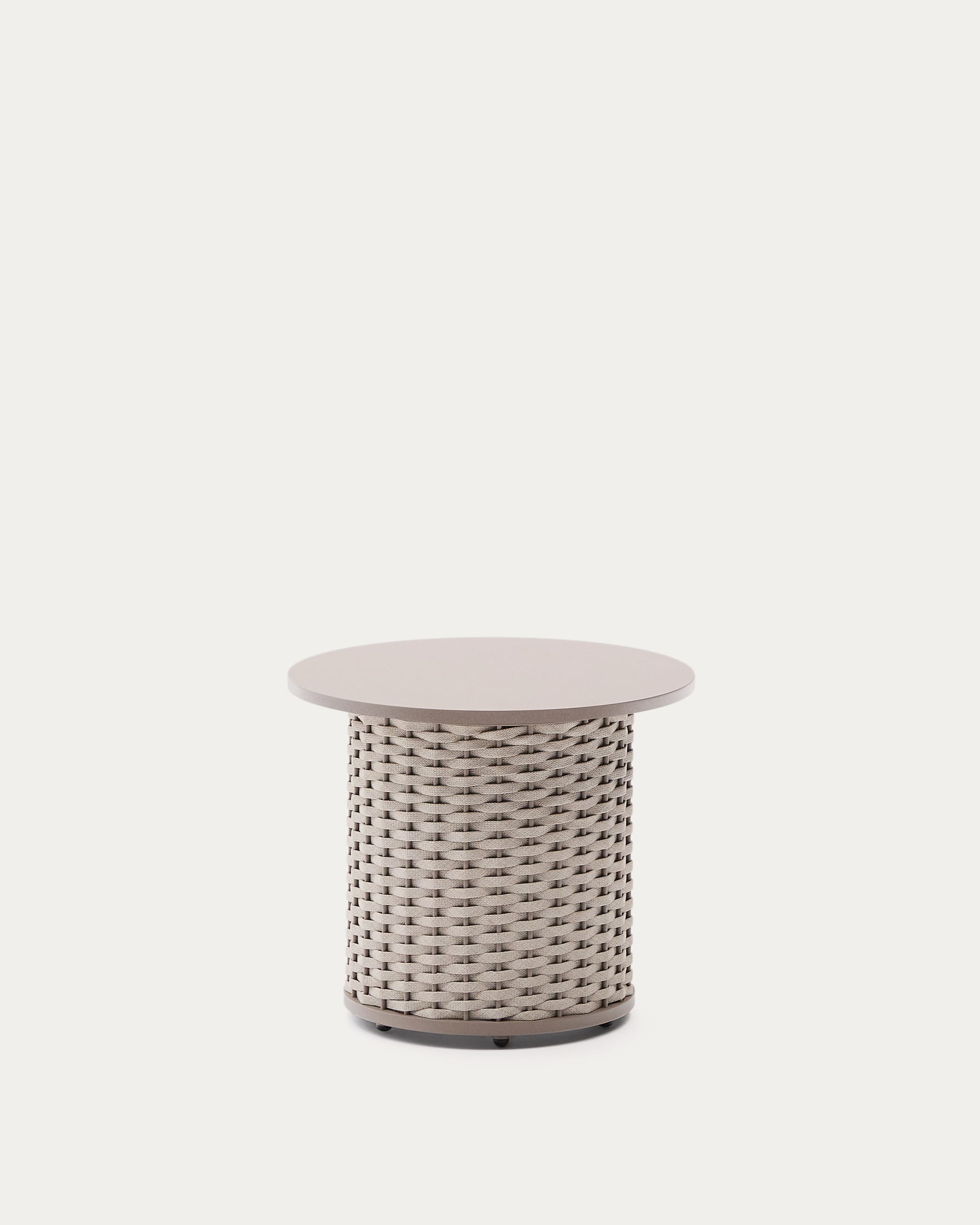 Der Sedalis Outdoor-Beistelltisch aus Aluminium und taupefarbenem Seil ist robust, witterungsbeständig und stilvoll für Terrasse oder Garten.