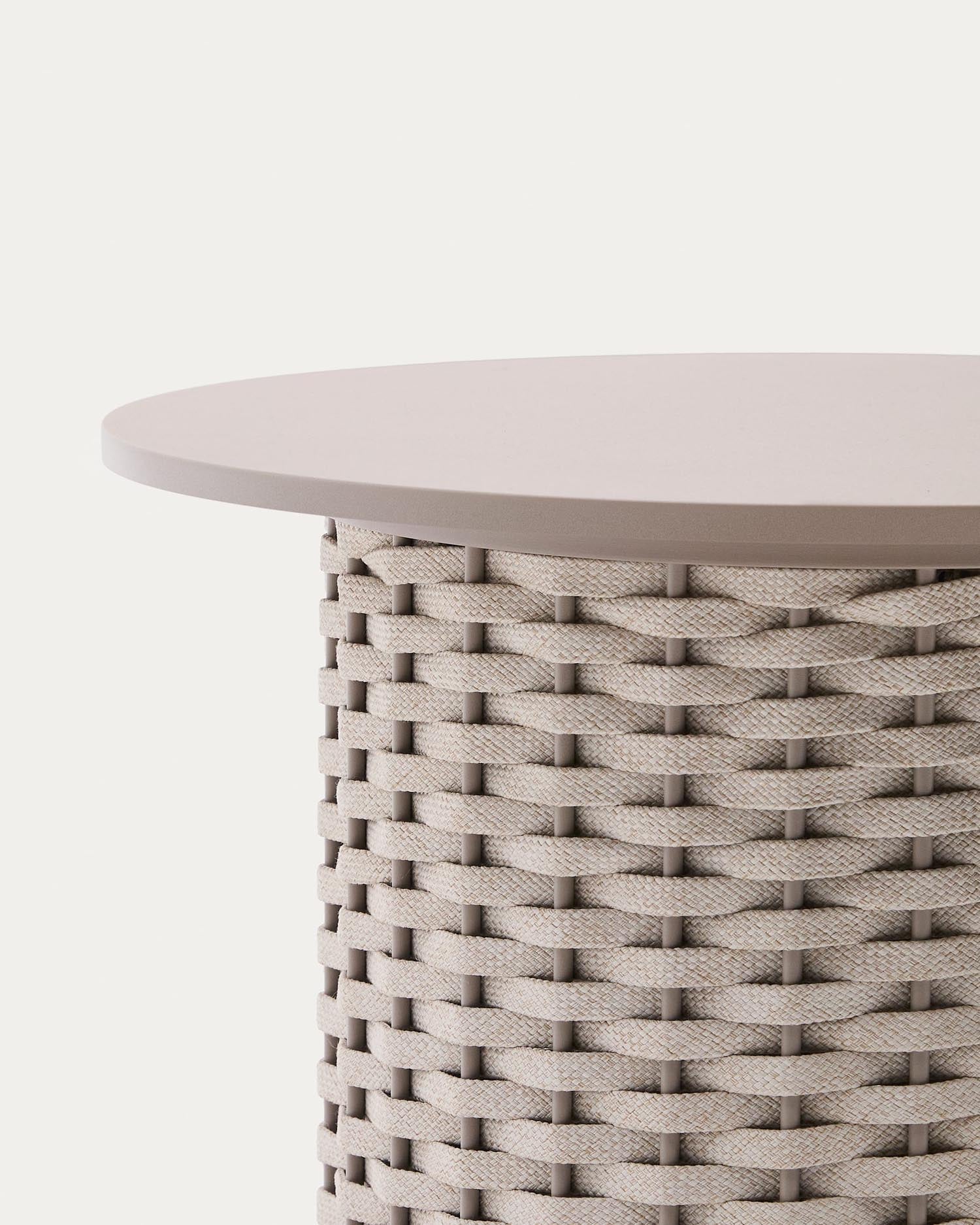 Eleganter Outdoor-Tisch aus Aluminium und Seil, ideal für Terrassen. Wetterfest, stilvoll und kompakt mit 50 cm Durchmesser.