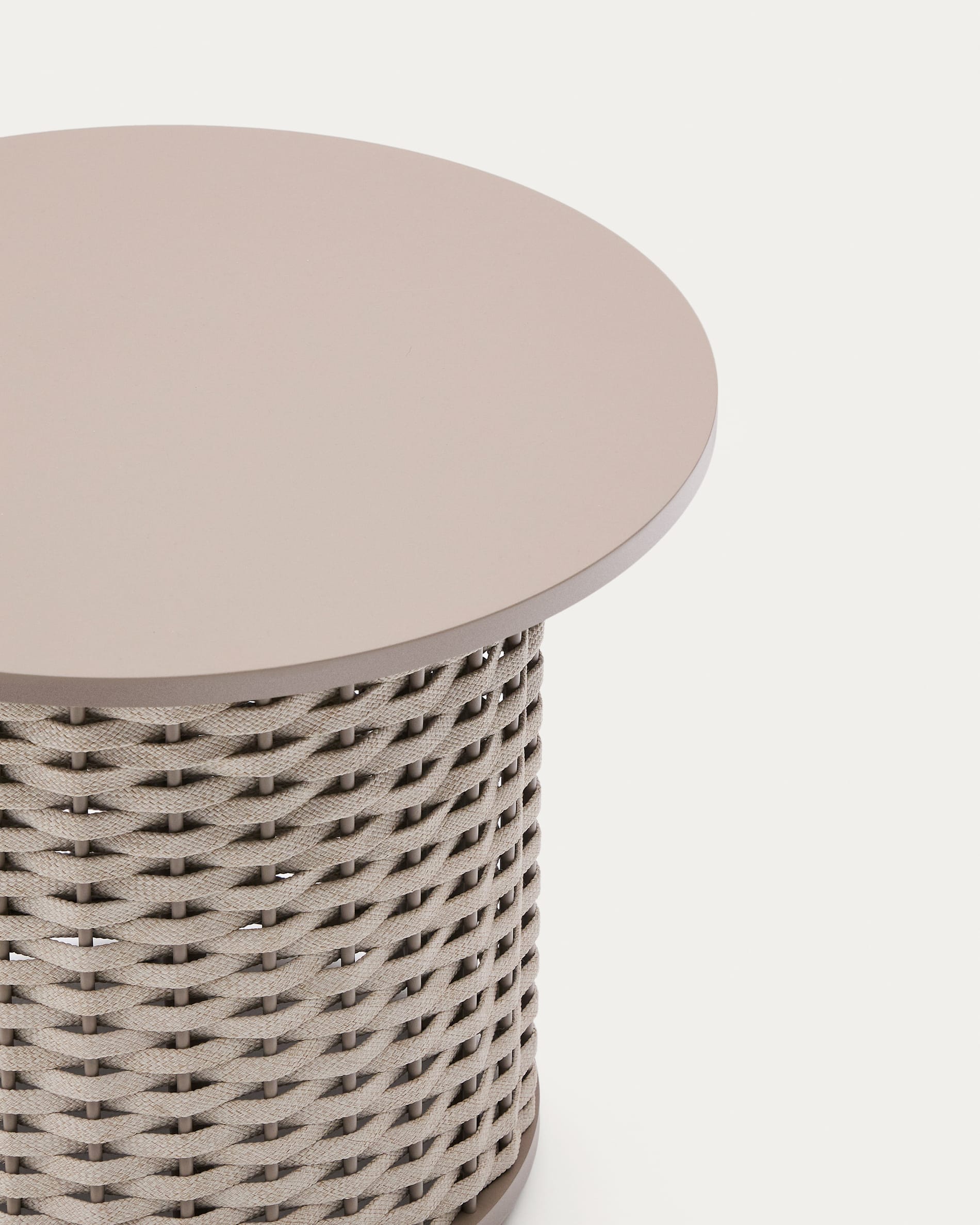 Eleganter Outdoor-Tisch aus Aluminium und Seil, ideal für Terrassen. Wetterfest, stilvoll und kompakt mit 50 cm Durchmesser.