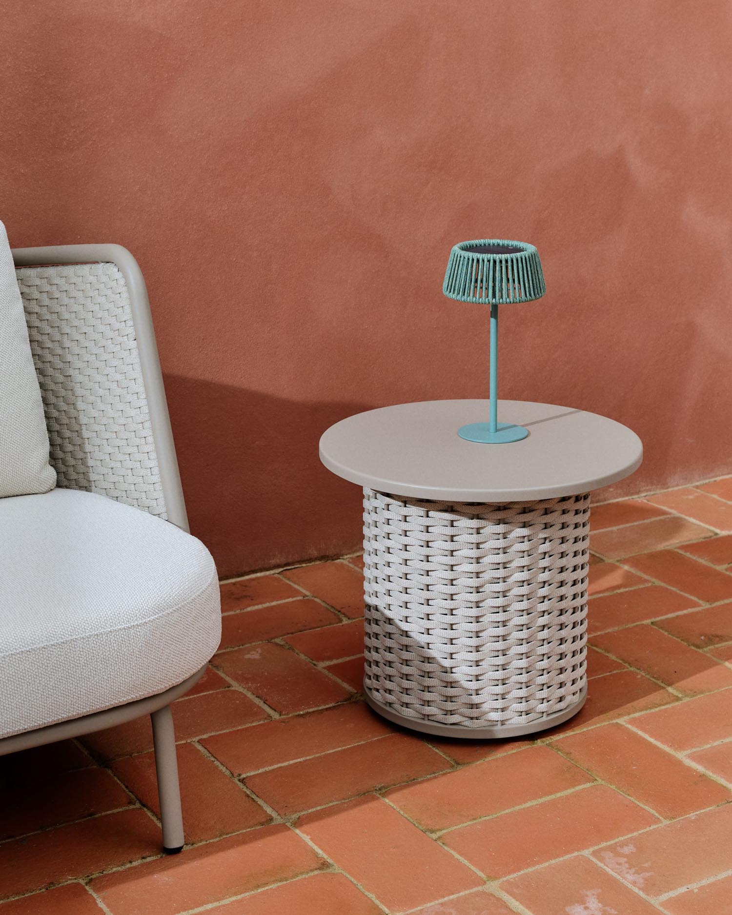 Eleganter Outdoor-Tisch aus Aluminium und Seil, ideal für Terrassen. Wetterfest, stilvoll und kompakt mit 50 cm Durchmesser.