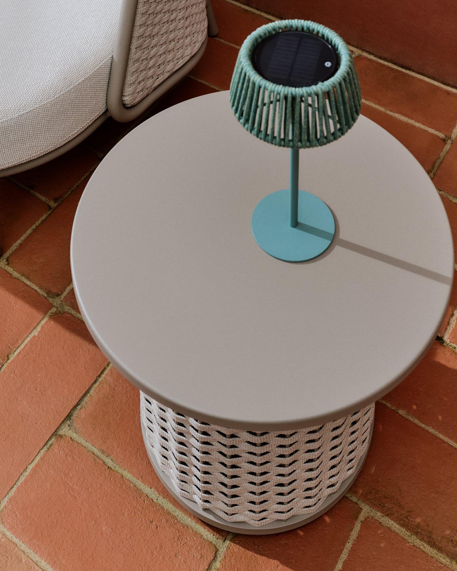 Eleganter Outdoor-Tisch aus Aluminium und Seil, ideal für Terrassen. Wetterfest, stilvoll und kompakt mit 50 cm Durchmesser.
