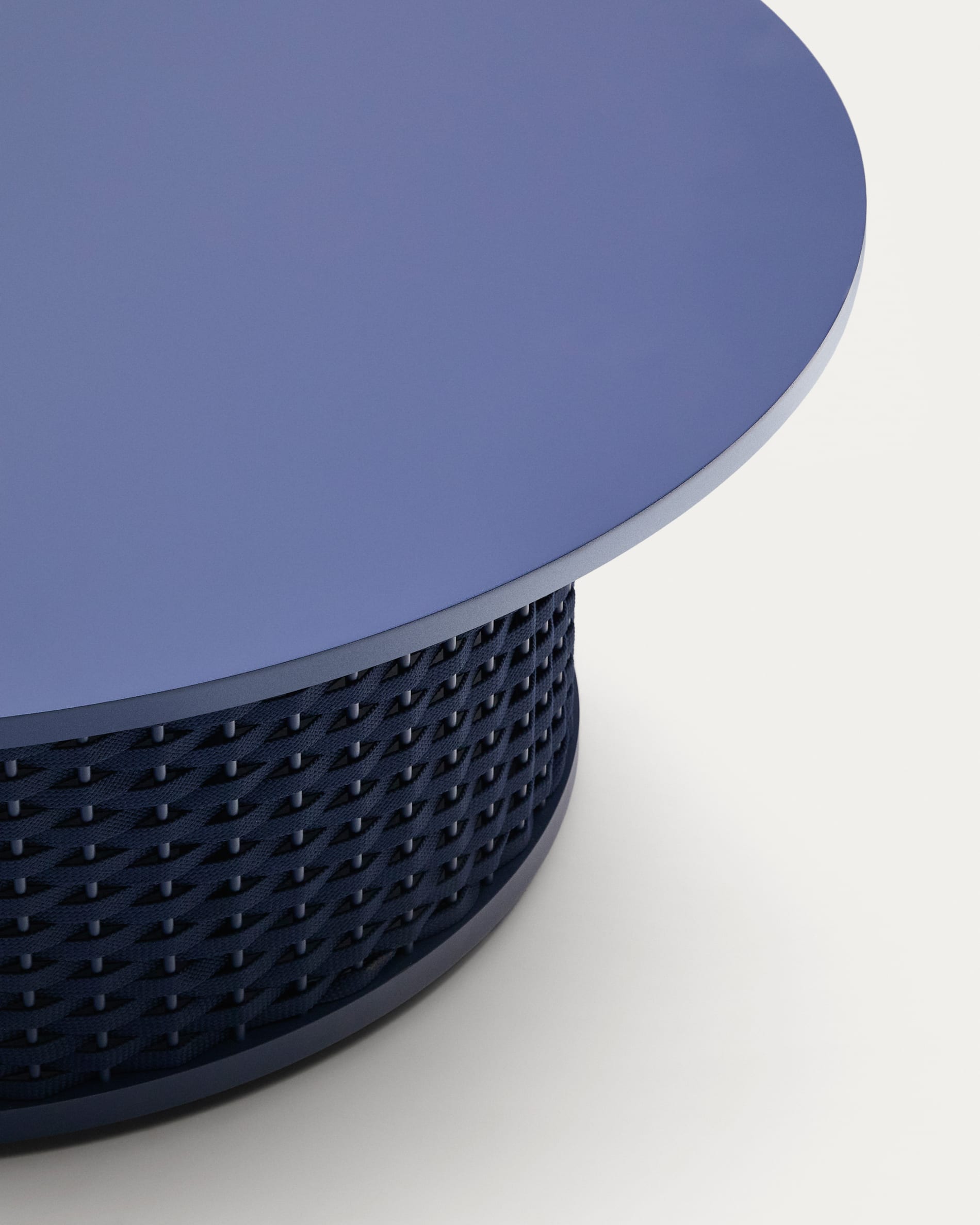 Der Sedalis Outdoor-Couchtisch vereint modernes Design mit Funktionalität: Aluminium und blaues Seil für stilvolle Langlebigkeit.