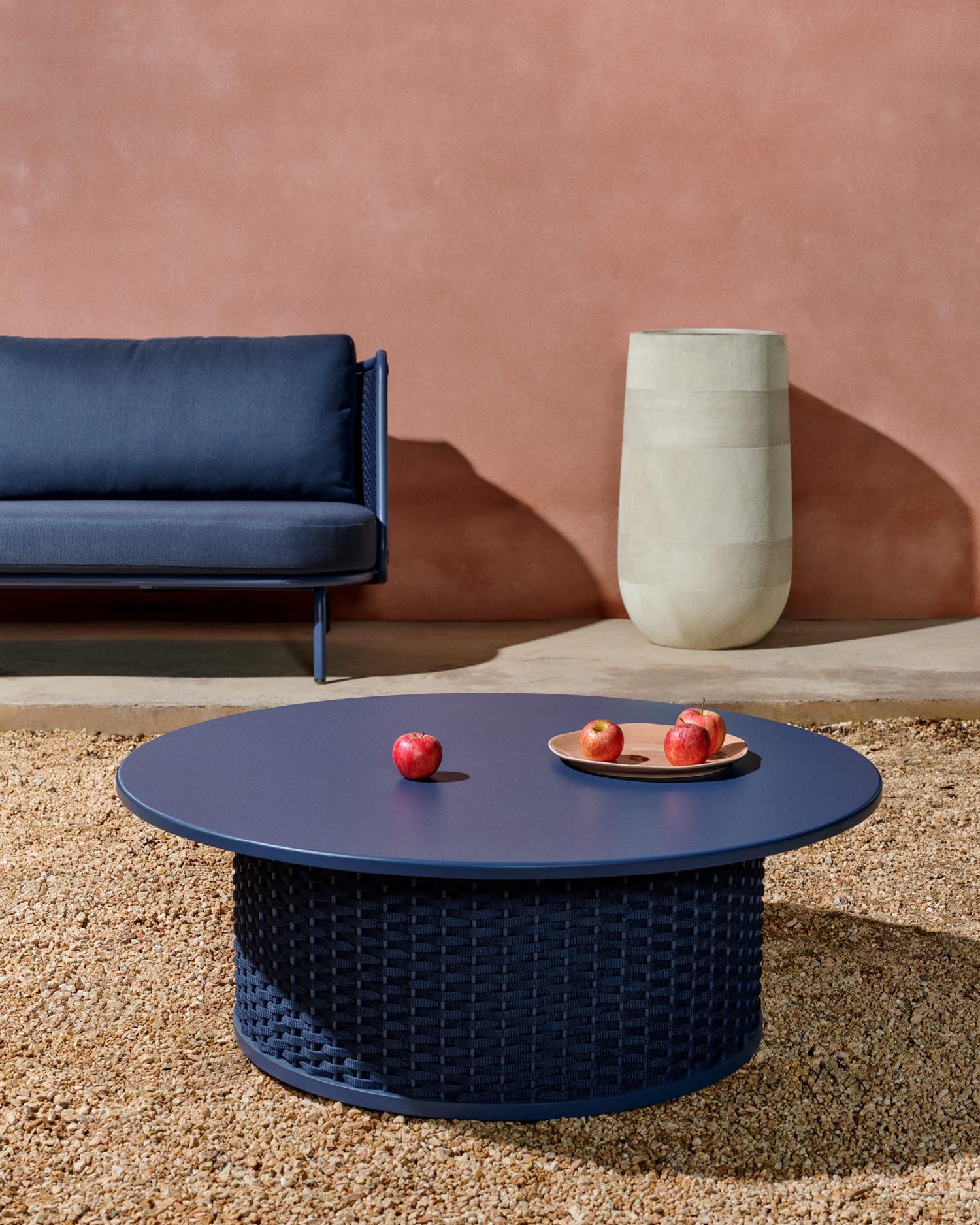 Der Sedalis Outdoor-Couchtisch vereint modernes Design mit Funktionalität: Aluminium und blaues Seil für stilvolle Langlebigkeit.