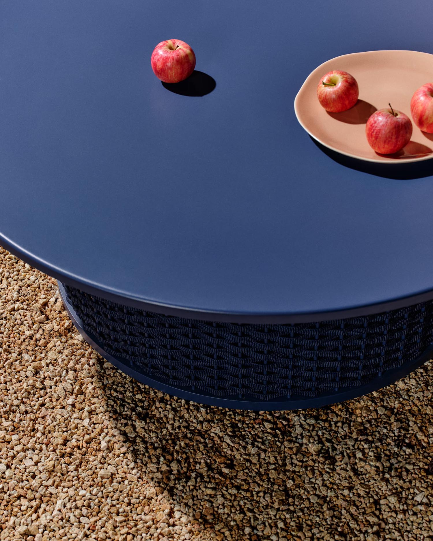 Der Sedalis Outdoor-Couchtisch vereint modernes Design mit Funktionalität: Aluminium und blaues Seil für stilvolle Langlebigkeit.