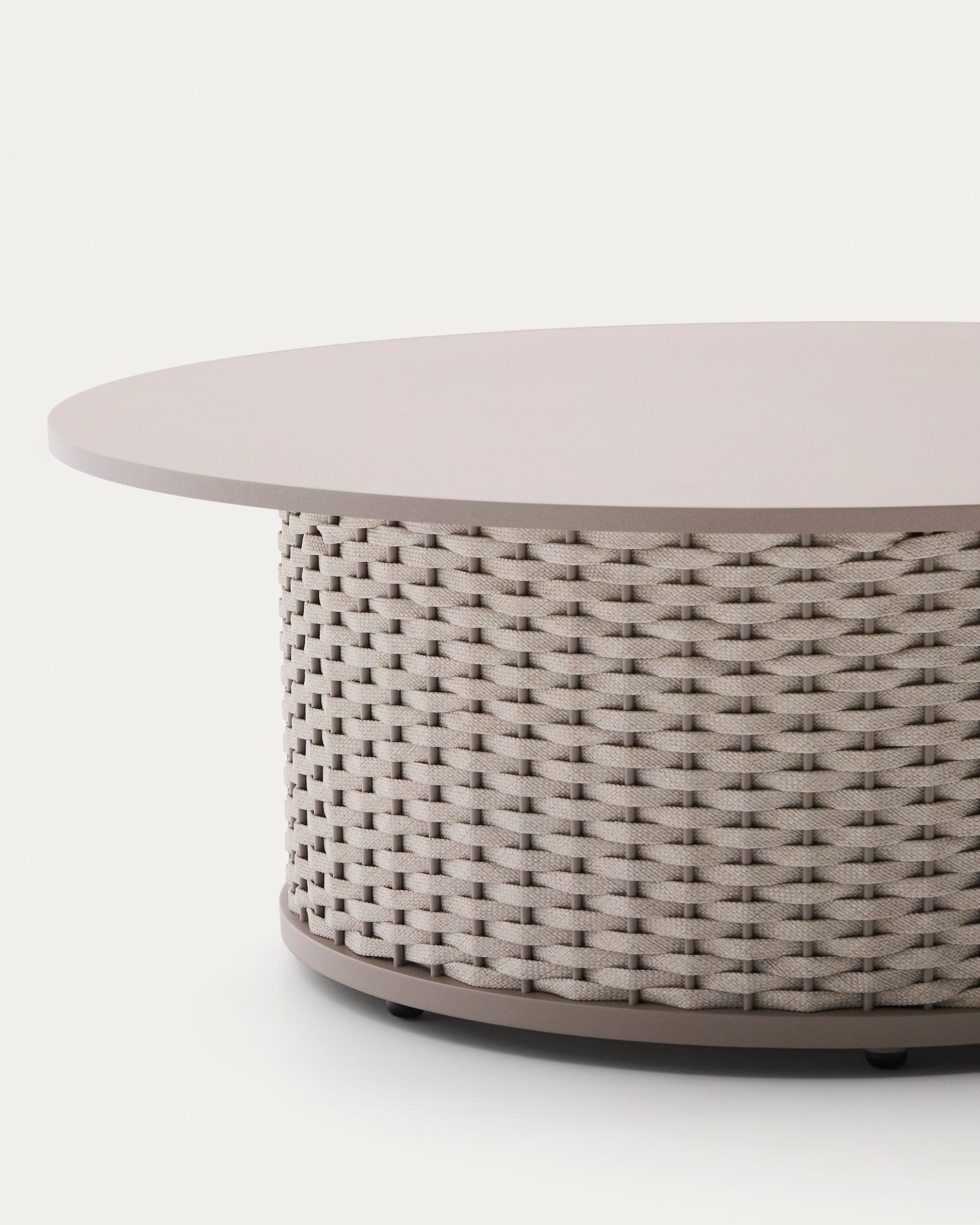 Eleganter Outdoor-Couchtisch aus Aluminium und Seil, robust und stilvoll, ideal für Garten oder Terrasse.