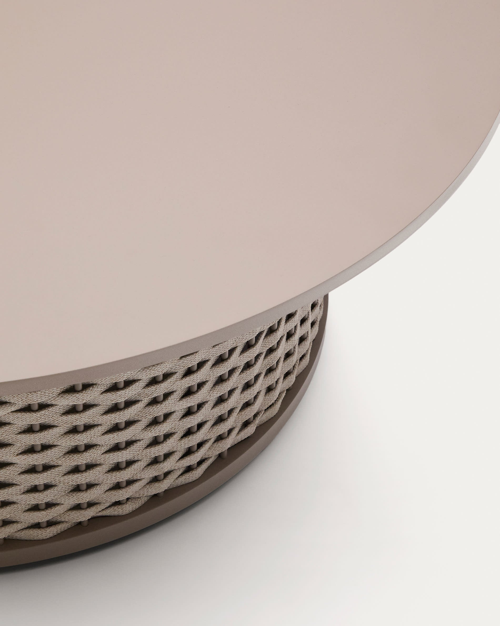 Eleganter Outdoor-Couchtisch aus Aluminium und Seil, robust und stilvoll, ideal für Garten oder Terrasse.