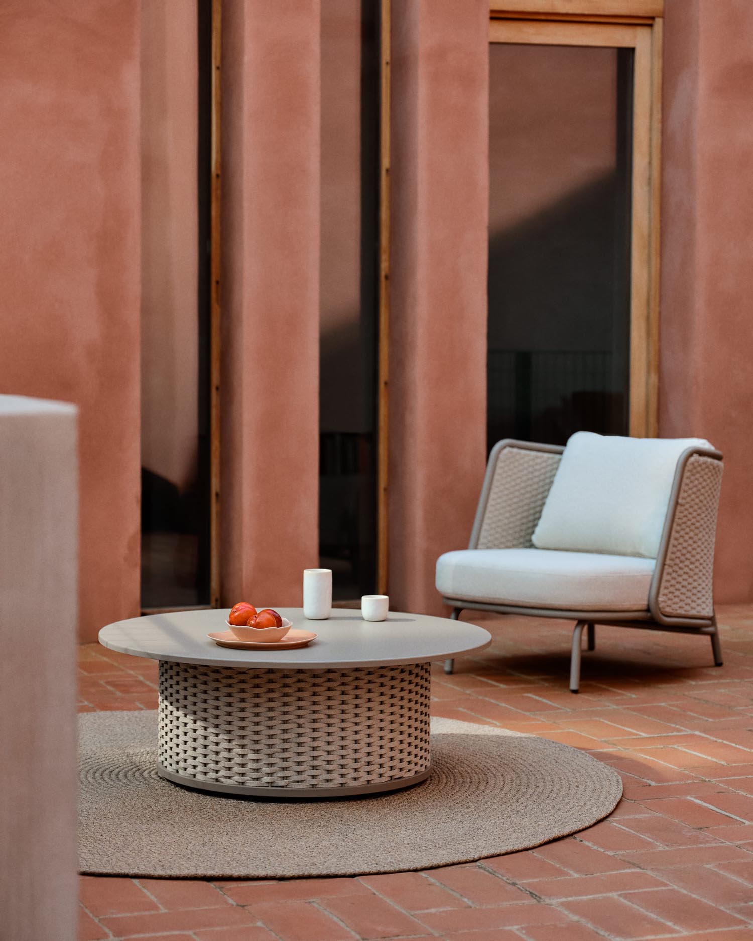 Eleganter Outdoor-Couchtisch aus Aluminium und Seil, robust und stilvoll, ideal für Garten oder Terrasse.