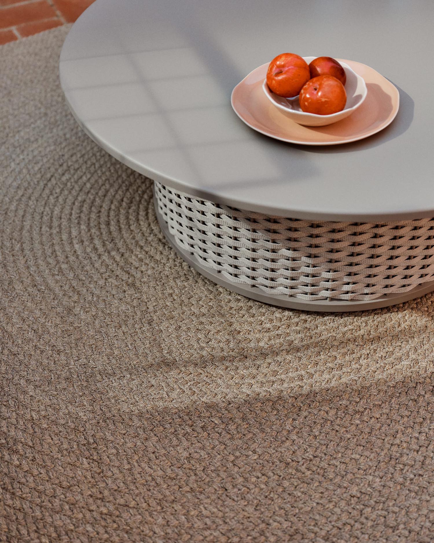 Eleganter Outdoor-Couchtisch aus Aluminium und Seil, robust und stilvoll, ideal für Garten oder Terrasse.